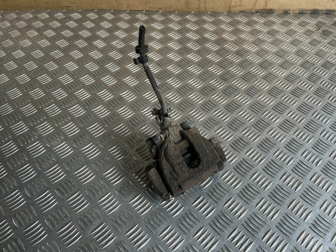 Aizmugurējais labais suports priekš VOLVO S60 2007