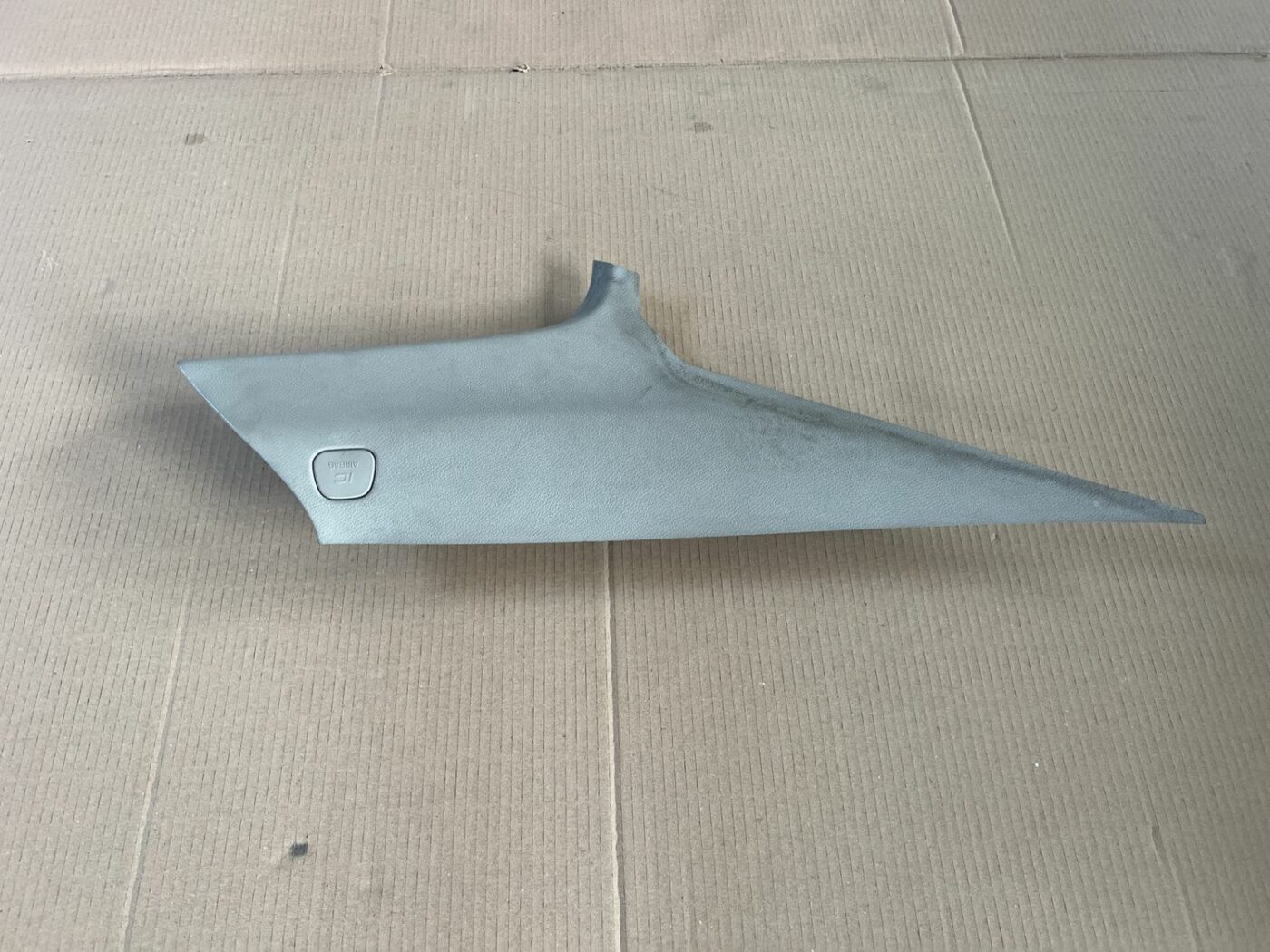 Aizmugurējas salona statnes apdare priekš VOLVO S60 2007 1 Aizmugurējas salona statnes apdare priekš VOLVO S60 2007