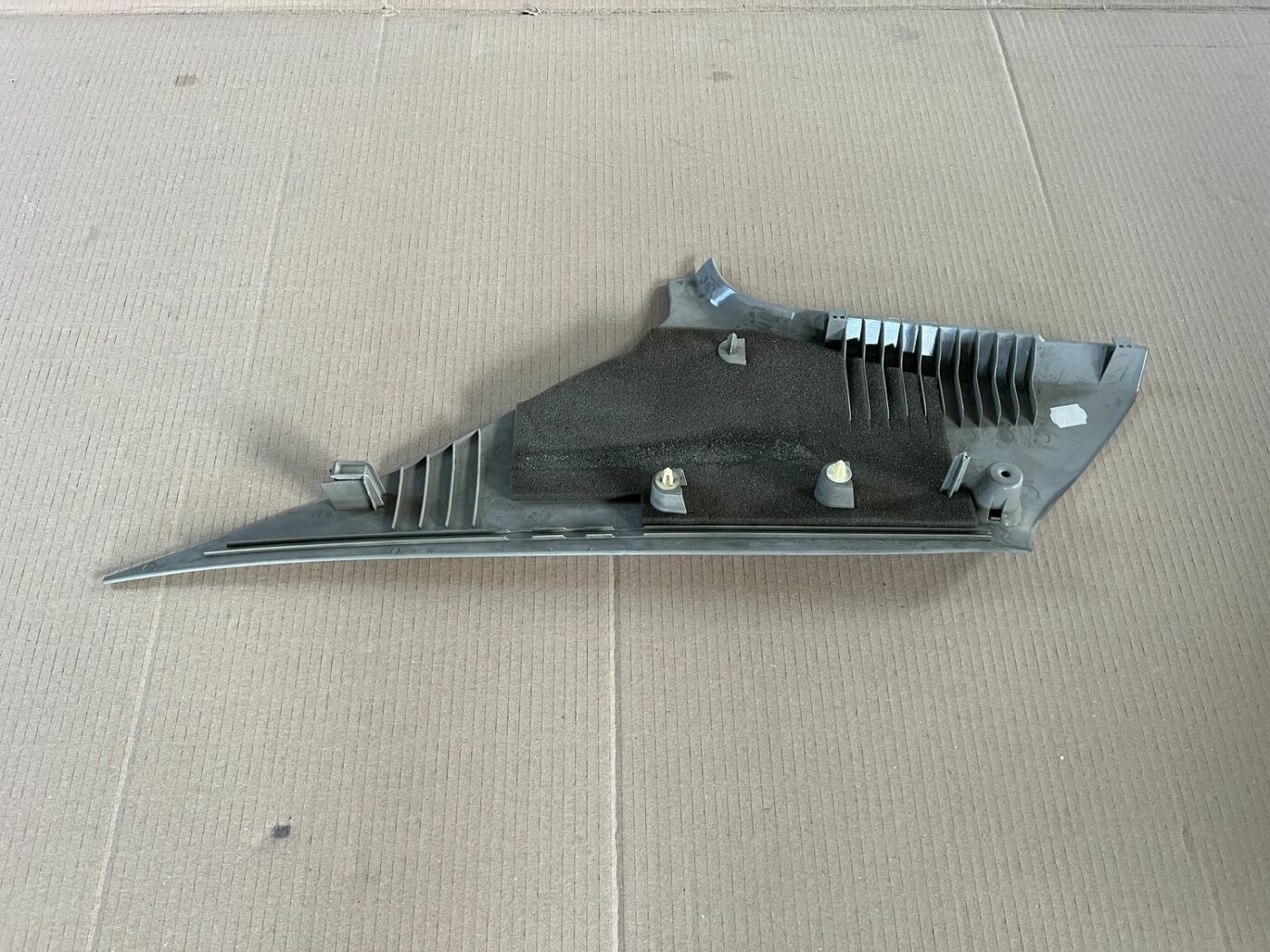 Aizmugurējas salona statnes apdare priekš VOLVO S60 2007 2 Aizmugurējas salona statnes apdare priekš VOLVO S60 2007