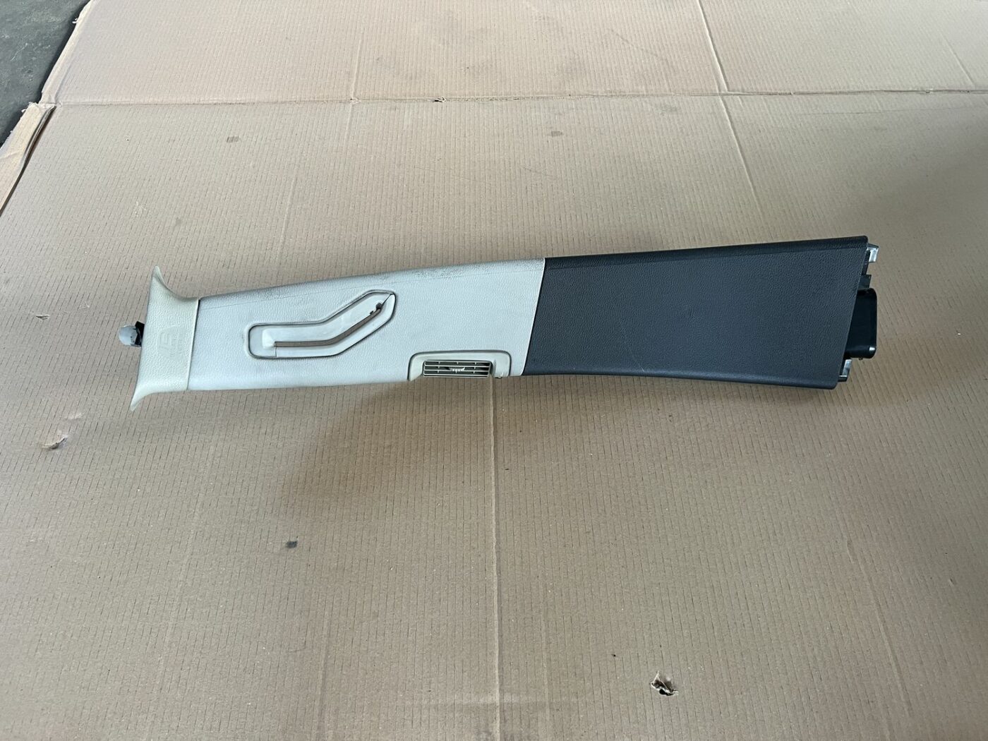 Vidējas salona statnes apdare priekš VOLVO S60 2007 1 Vidējas salona statnes apdare priekš VOLVO S60 2007