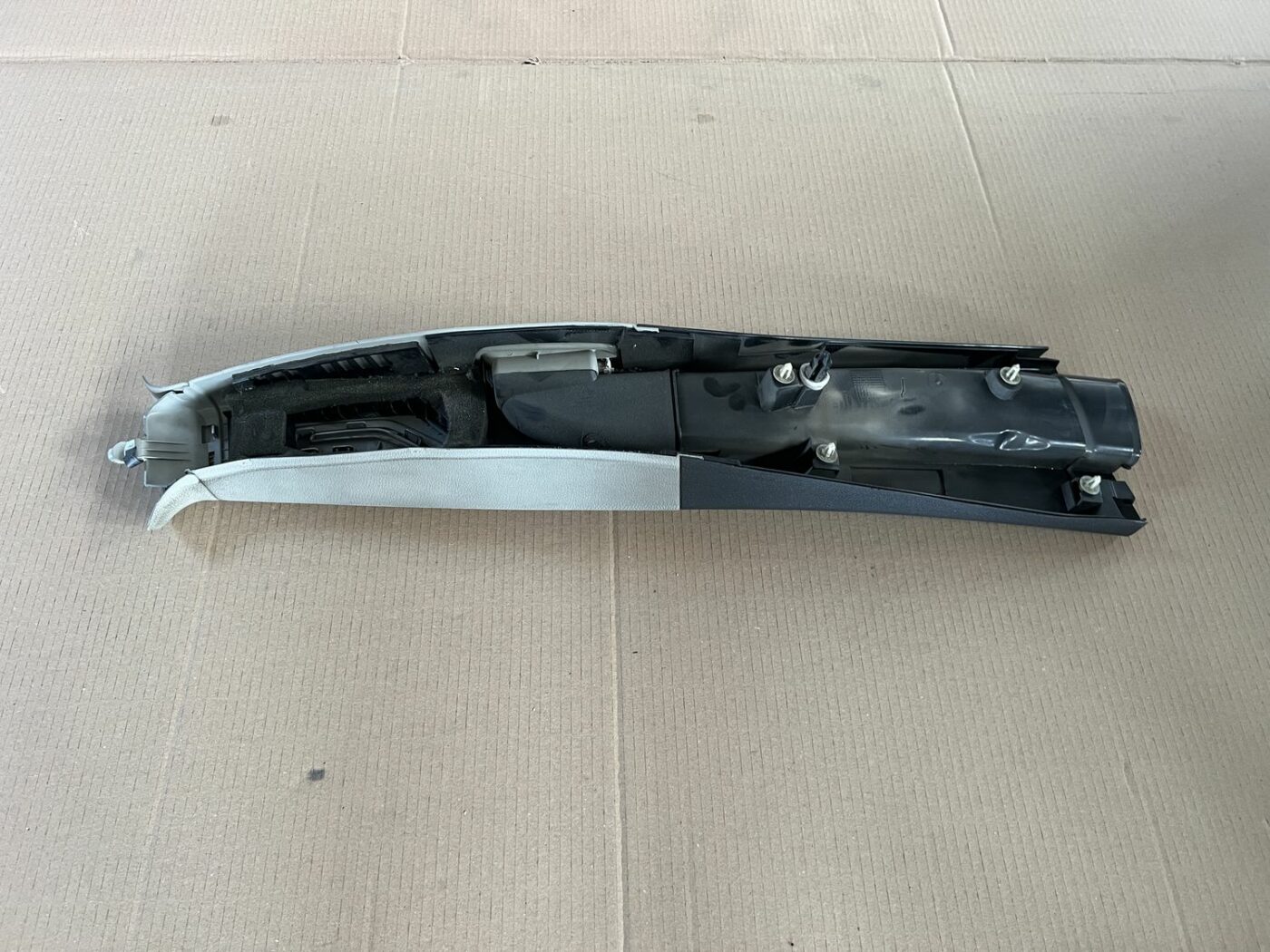 Vidējas salona statnes apdare priekš VOLVO S60 2007 2 Vidējas salona statnes apdare priekš VOLVO S60 2007