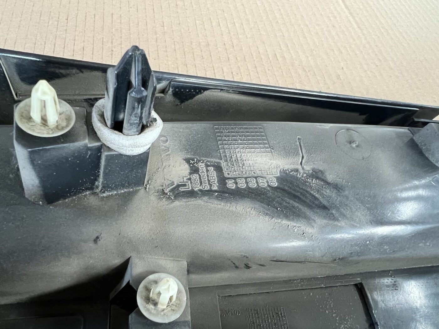 Vidējas salona statnes apdare priekš VOLVO S60 2007 4 Vidējas salona statnes apdare priekš VOLVO S60 2007