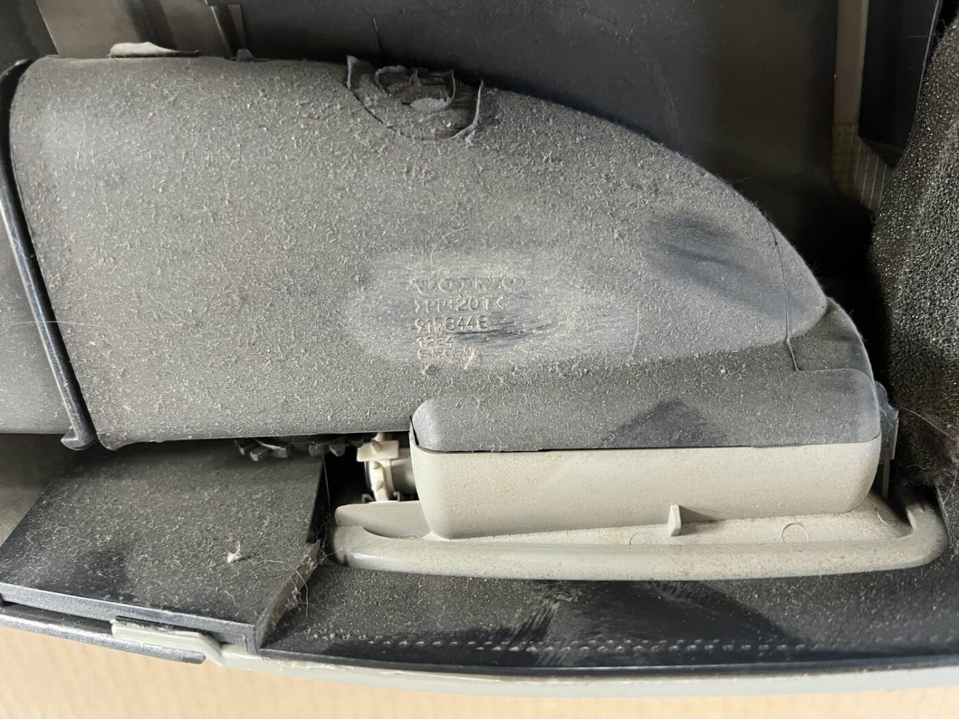 Vidējas salona statnes apdare priekš VOLVO S60 2007 3 Vidējas salona statnes apdare priekš VOLVO S60 2007