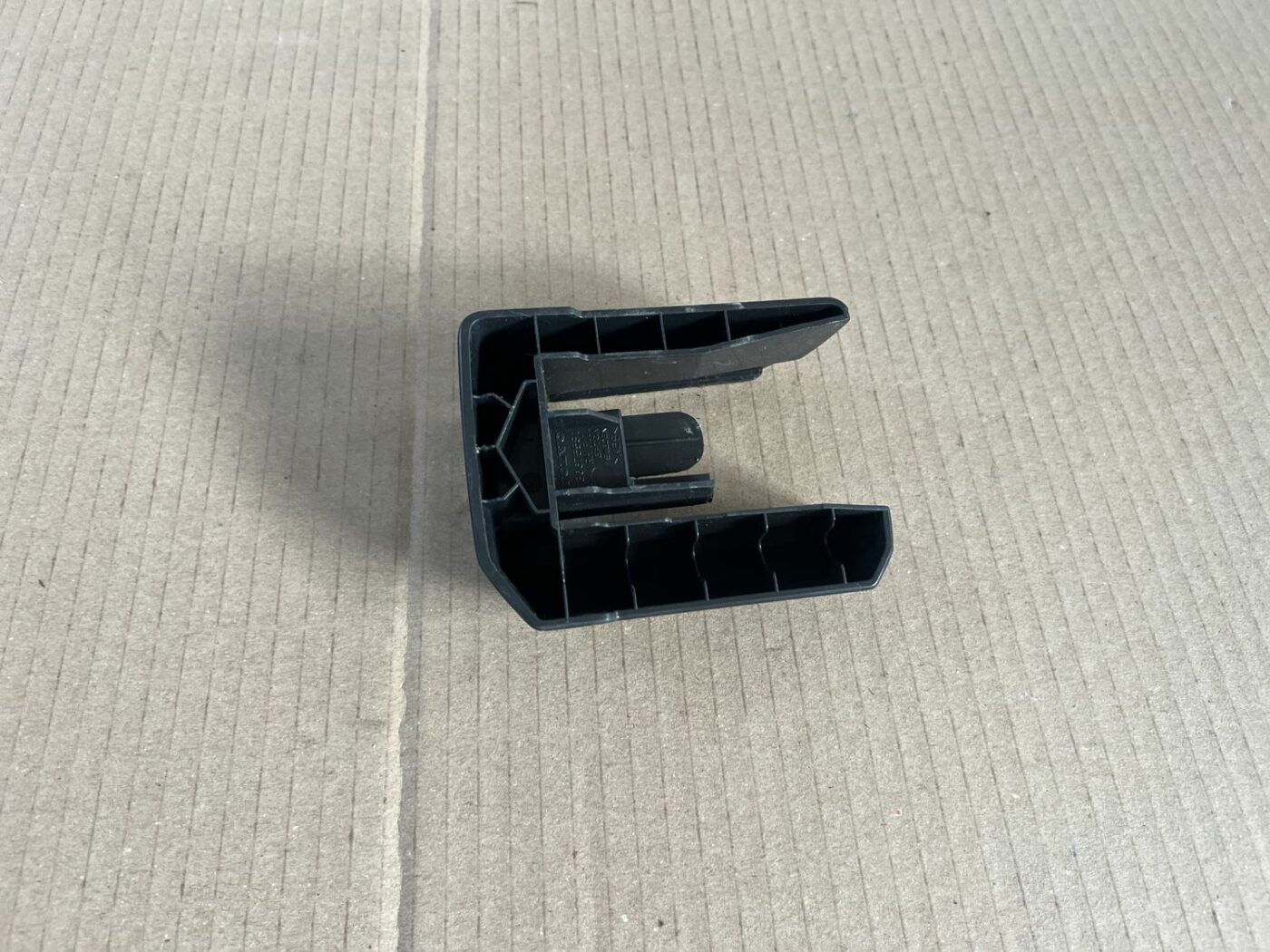 Priekšējā labā sēdekļa sliežu apdare priekš VOLVO S60 2007