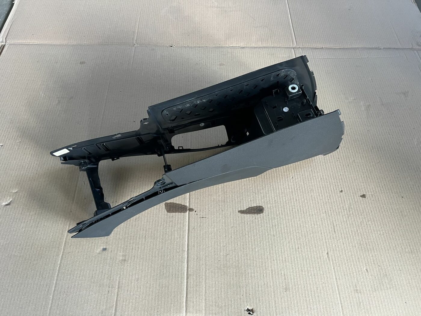 Centrālās konsoles apdares lielākā daļa priekš VOLVO S60 2007