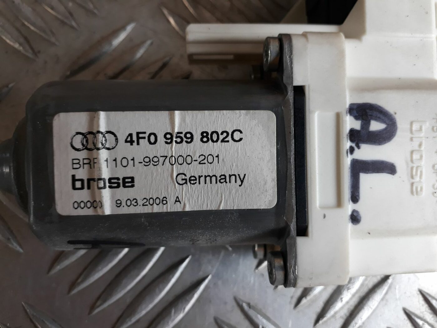 Elektrisko stiklu motors priekš AUDI A6 AVANT 2006 3 Elektrisko stiklu motors priekš AUDI A6 AVANT 2006