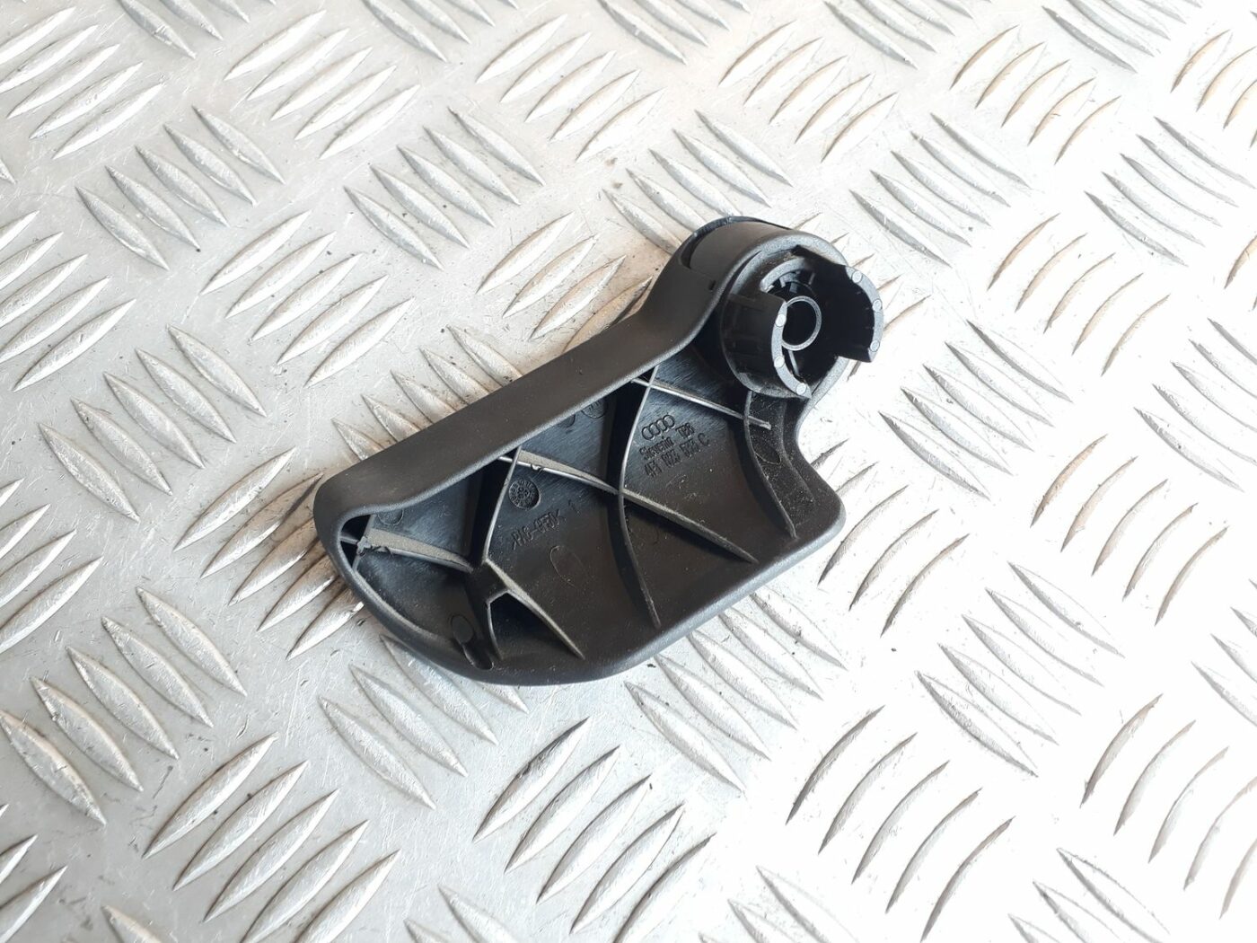 Pārsega atveršanas rokturis salonā priekš AUDI A6 AVANT 2006 2 Pārsega atveršanas rokturis salonā priekš AUDI A6 AVANT 2006