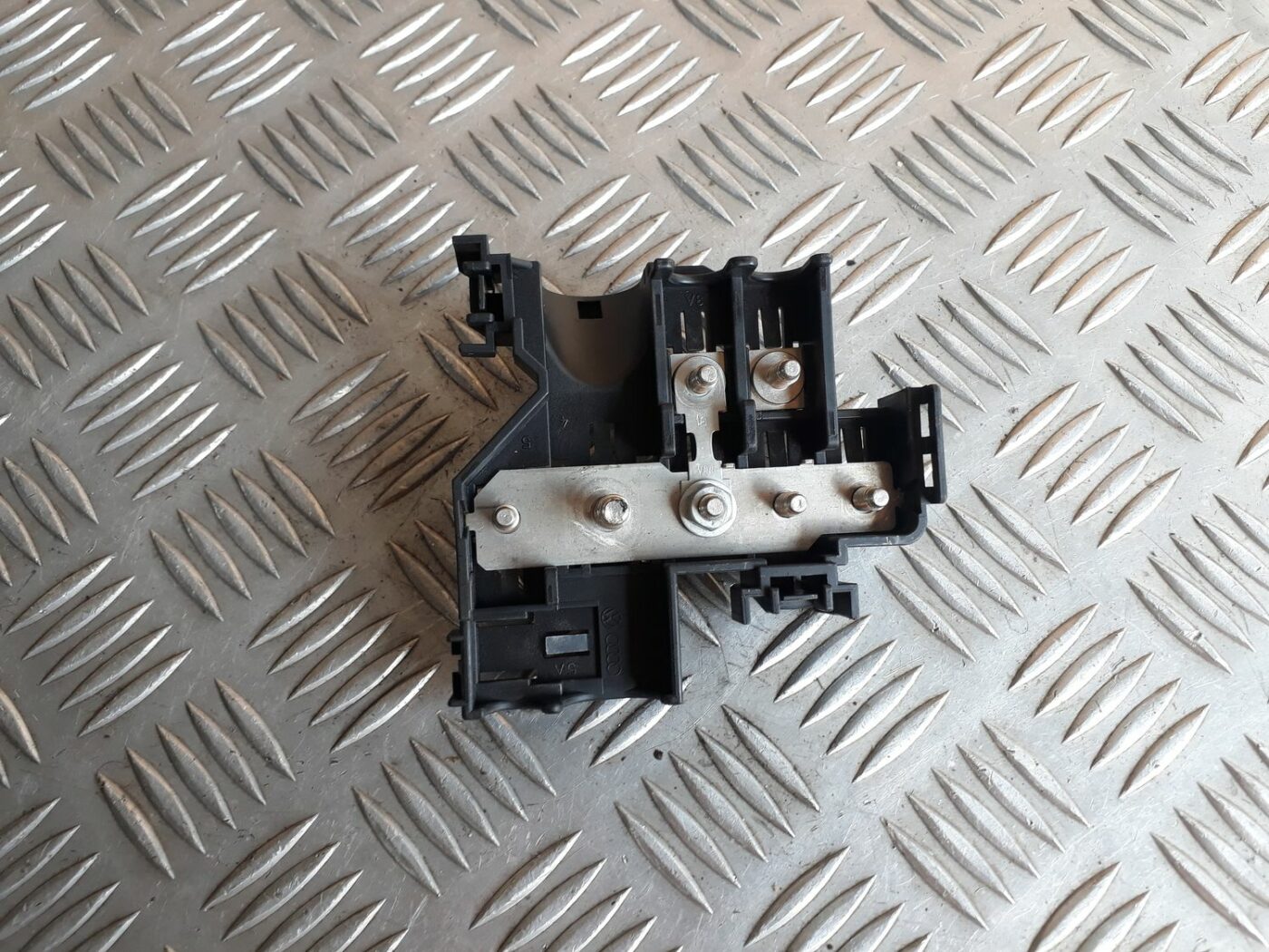 Drošinātāju relejas kaste priekš AUDI A6 AVANT 2006