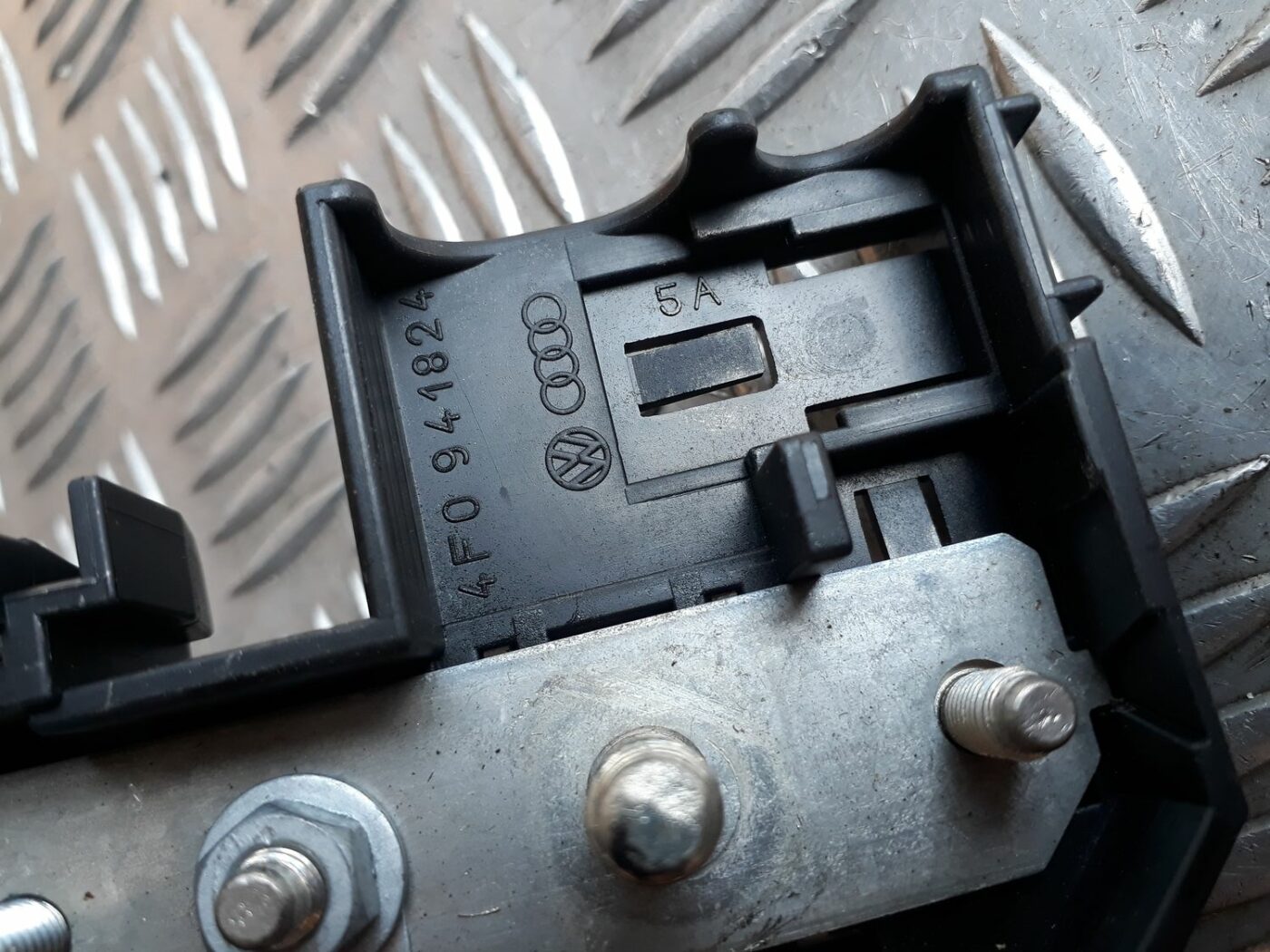 Drošinātāju relejas kaste priekš AUDI A6 AVANT 2006