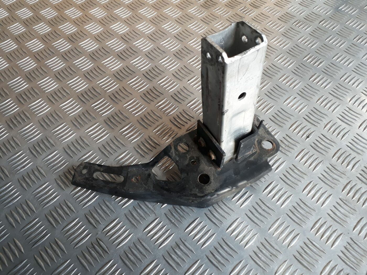 Priekšēja bufera pastiprinātāja kronšteins priekš AUDI A6 AVANT 2006 2 Priekšēja bufera pastiprinātāja kronšteins priekš AUDI A6 AVANT 2006