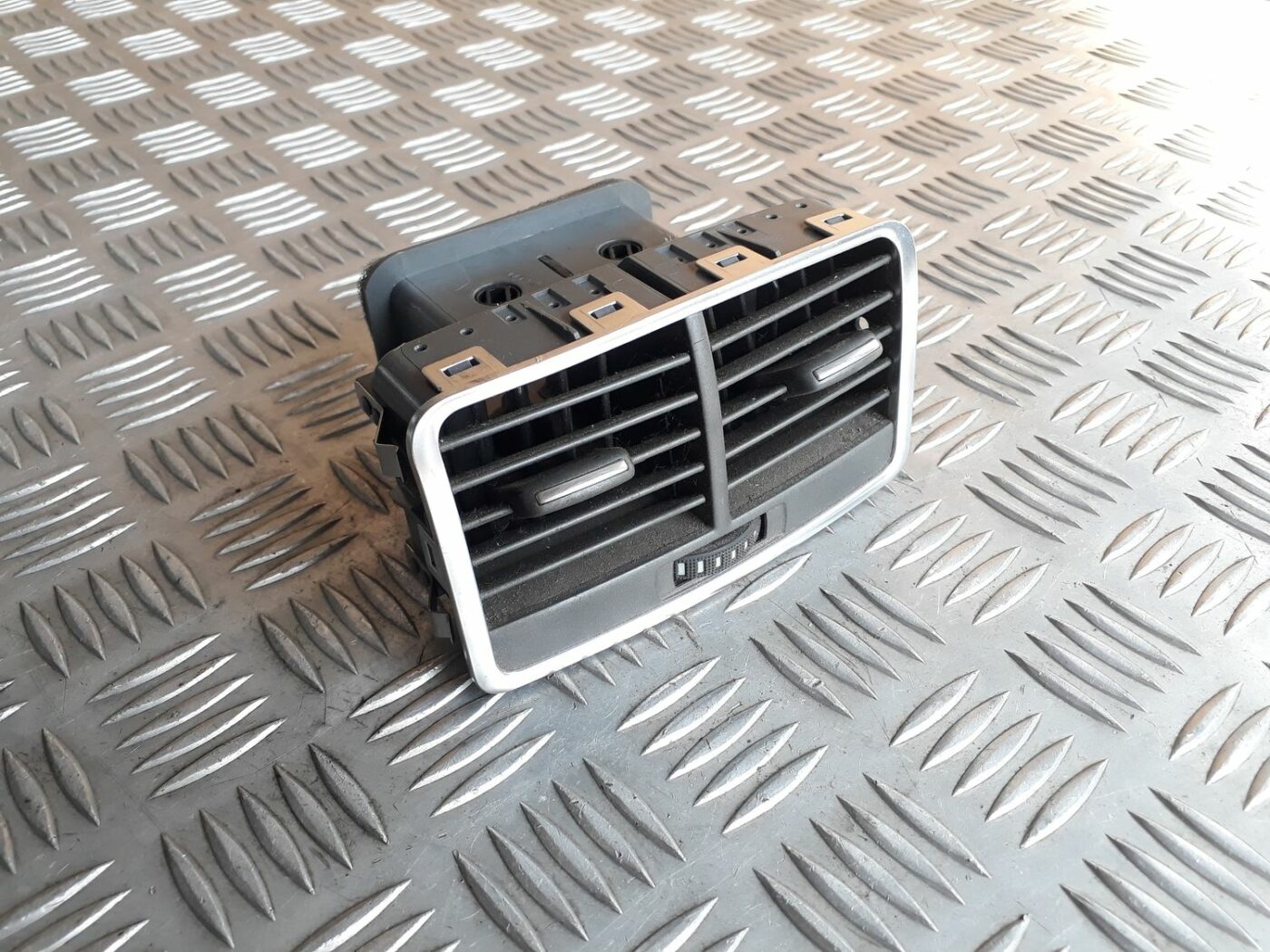 Centrālās konsoles gaisa vads priekš AUDI A6 AVANT 2006 1 Centrālās konsoles gaisa vads priekš AUDI A6 AVANT 2006