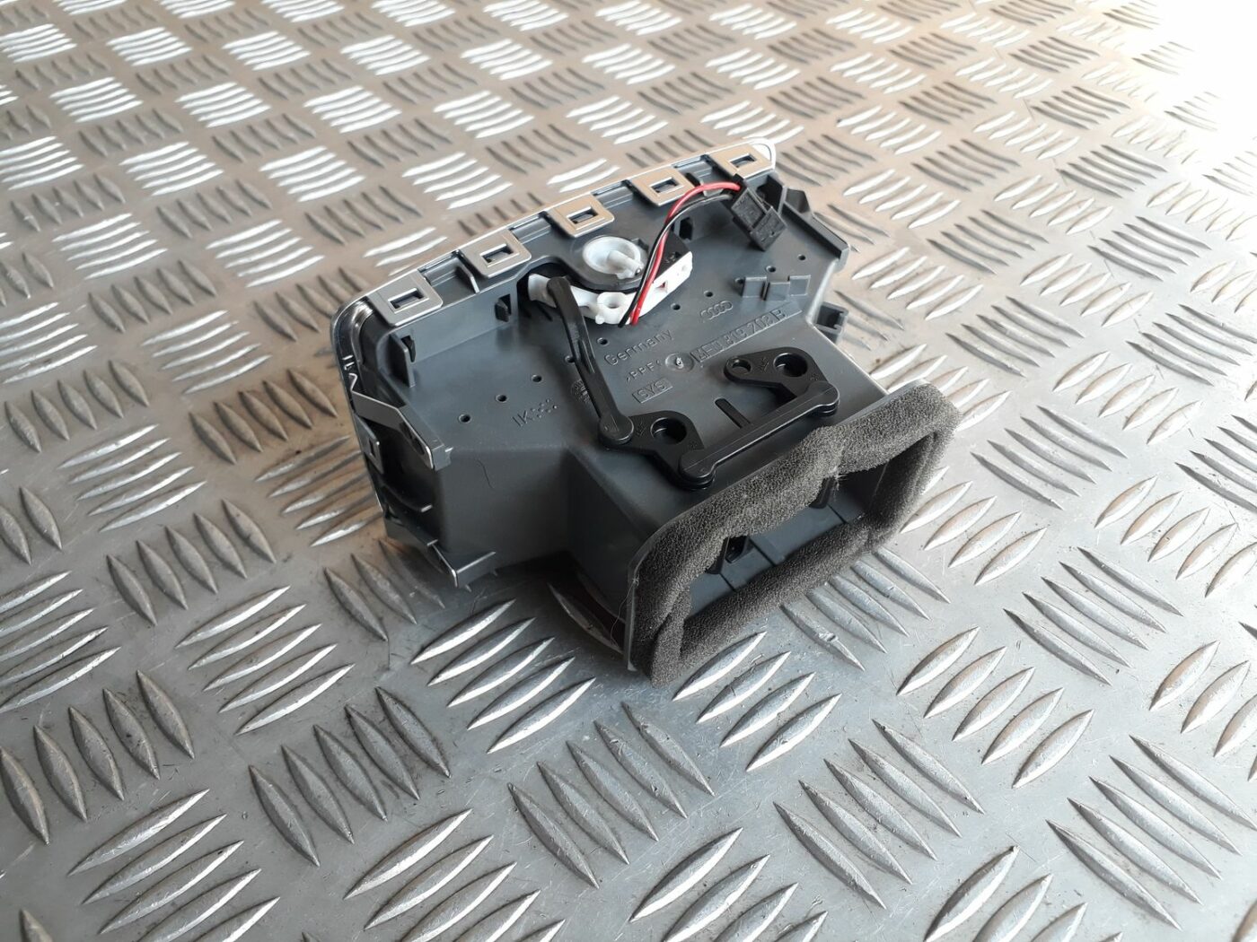 Centrālās konsoles gaisa vads priekš AUDI A6 AVANT 2006 2 Centrālās konsoles gaisa vads priekš AUDI A6 AVANT 2006