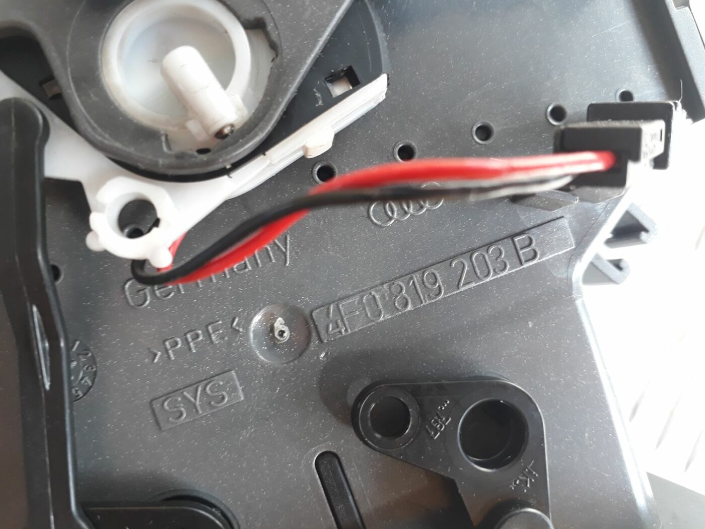 Centrālās konsoles gaisa vads priekš AUDI A6 AVANT 2006 3 Centrālās konsoles gaisa vads priekš AUDI A6 AVANT 2006