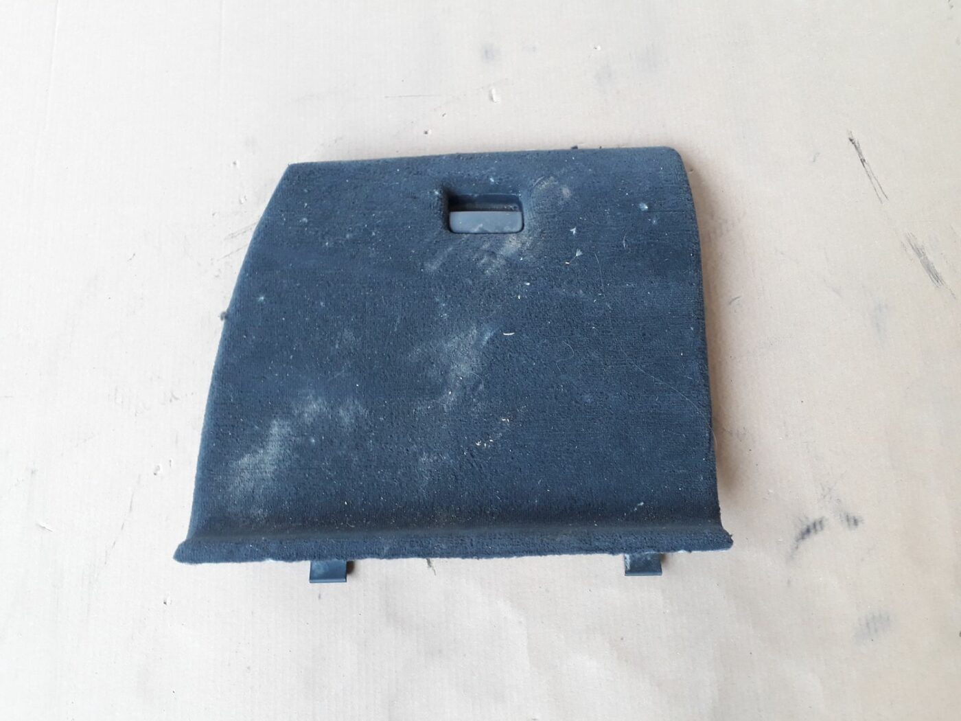 Bagāžnieka nodalījuma sānu apdares lūka priekš AUDI A6 AVANT 2006 1 Bagāžnieka nodalījuma sānu apdares lūka priekš AUDI A6 AVANT 2006