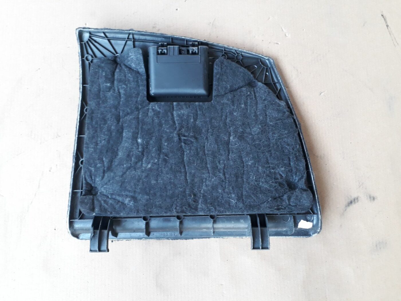 Bagāžnieka nodalījuma sānu apdares lūka priekš AUDI A6 AVANT 2006 2 Bagāžnieka nodalījuma sānu apdares lūka priekš AUDI A6 AVANT 2006