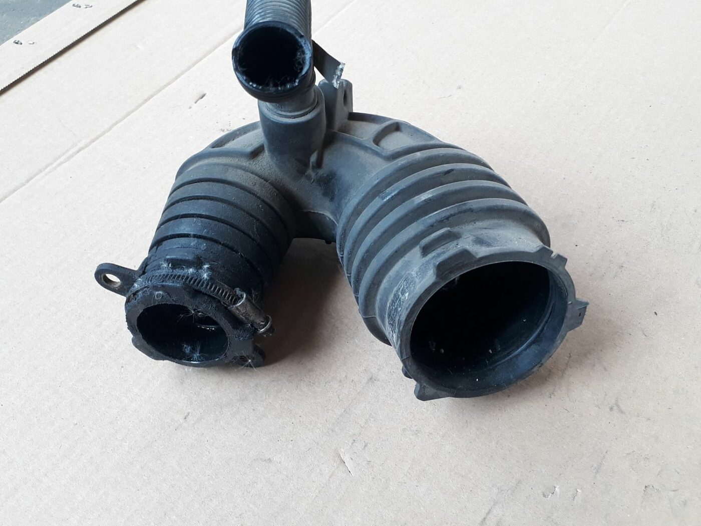 Gaisa ieplūdes šļūtene priekš AUDI A6 AVANT 2006