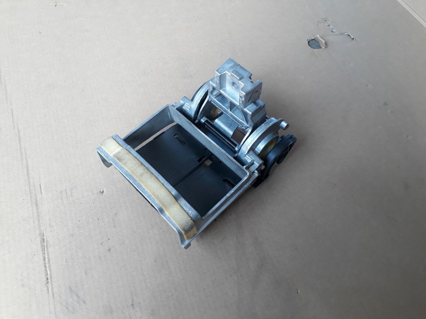 Roku balsta kronšteins priekš AUDI A6 AVANT 2006 1 Roku balsta kronšteins priekš AUDI A6 AVANT 2006