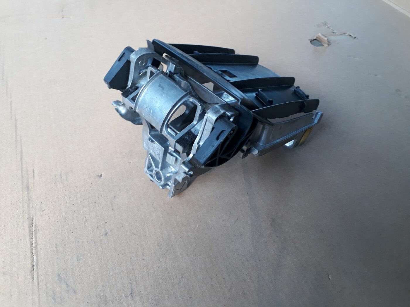 Roku balsta kronšteins priekš AUDI A6 AVANT 2006 2 Roku balsta kronšteins priekš AUDI A6 AVANT 2006