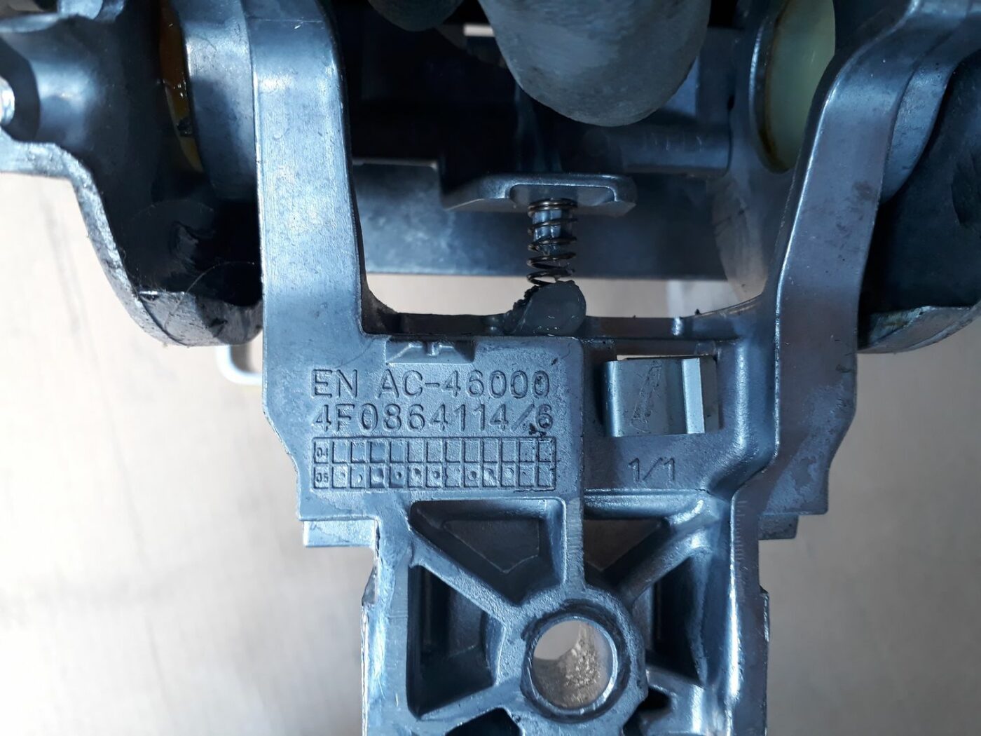 Roku balsta kronšteins priekš AUDI A6 AVANT 2006 6 Roku balsta kronšteins priekš AUDI A6 AVANT 2006