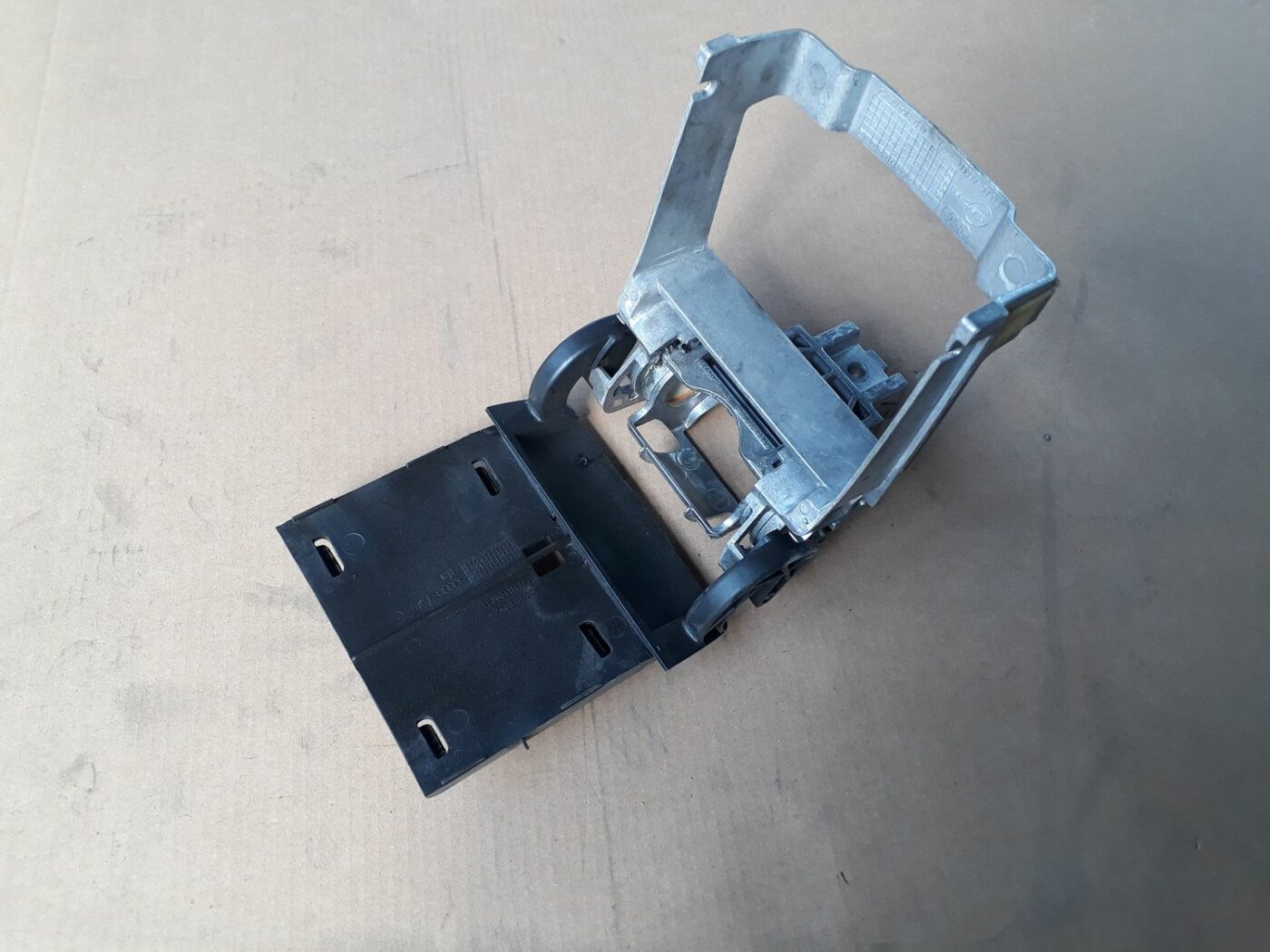 Roku balsta kronšteins priekš AUDI A6 AVANT 2006 5 Roku balsta kronšteins priekš AUDI A6 AVANT 2006