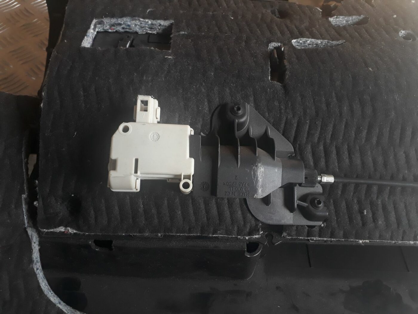 Mantu glabāšanas nodalījums pasažiera pusē priekš AUDI A6 AVANT 2006