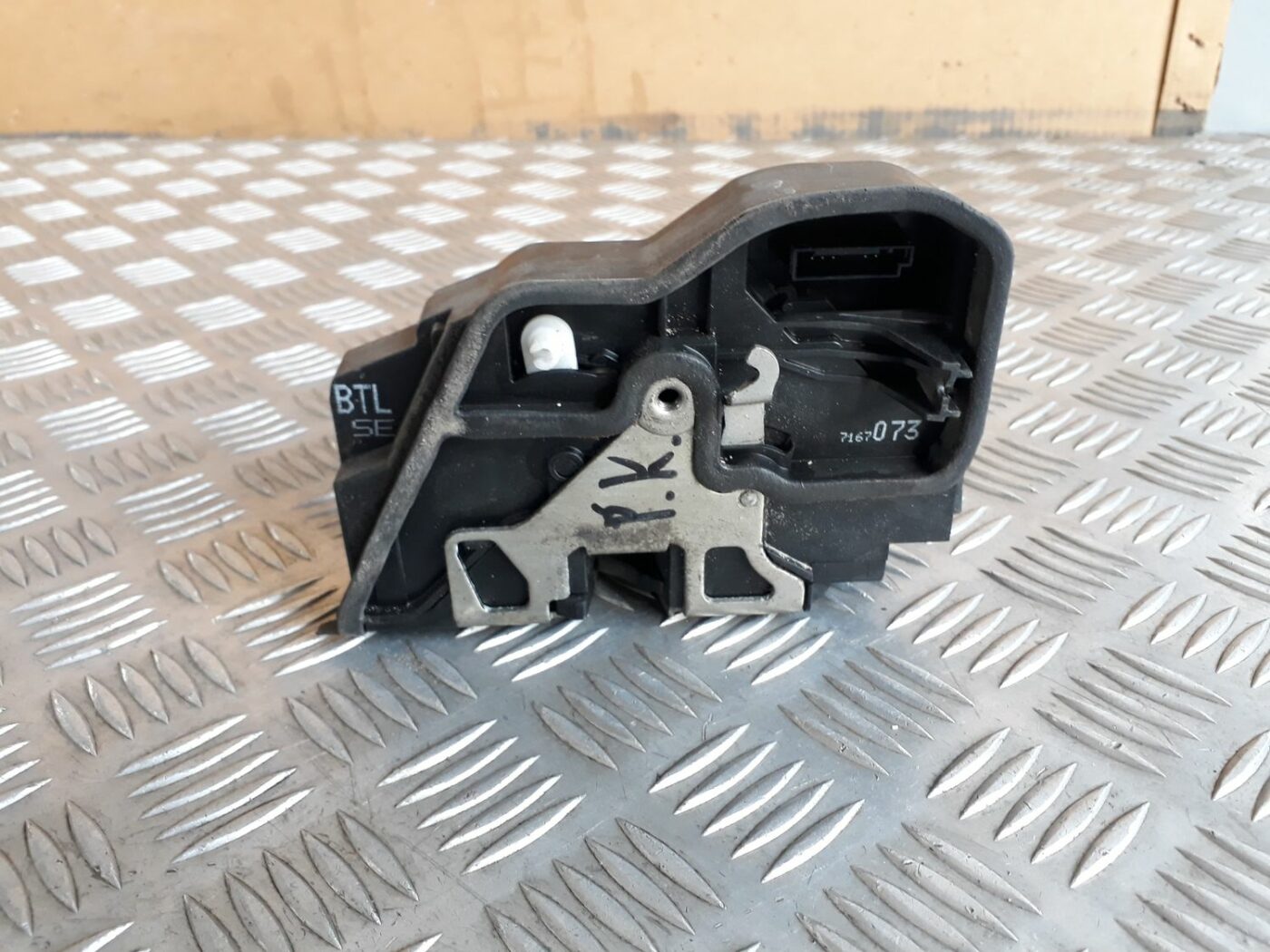 Priekšējo kreiso durvju slēdzene priekš BMW 530D E61 2006 TOURING BLUE