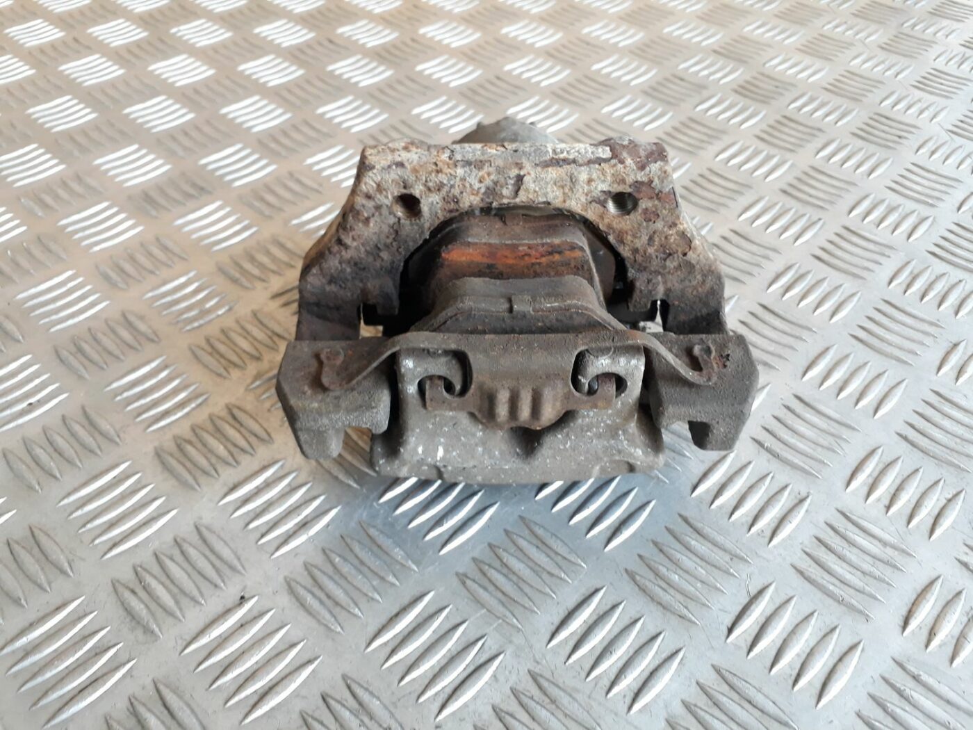 Aizmugurējais kreisais suports priekš BMW 530D E61 2006 TOURING BLUE 2 Aizmugurējais kreisais suports priekš BMW 530D E61 2006 TOURING BLUE