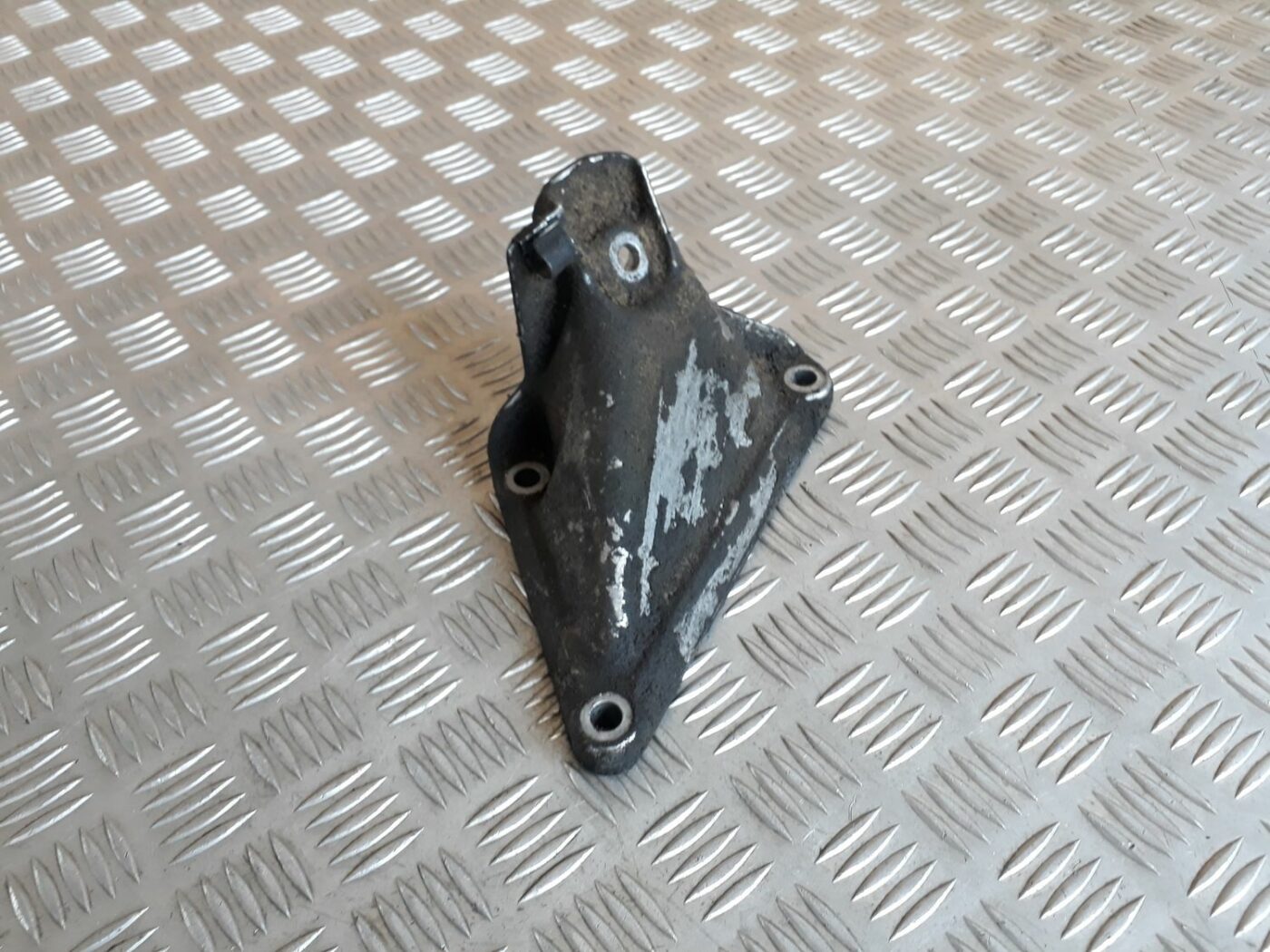 Dzinēja kronšteins priekš BMW 530D E61 2006 TOURING BLUE 1 Dzinēja kronšteins priekš BMW 530D E61 2006 TOURING BLUE