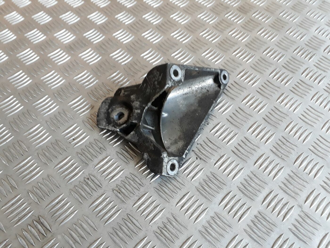 Dzinēja kronšteins priekš BMW 530D E61 2006 TOURING BLUE 2 Dzinēja kronšteins priekš BMW 530D E61 2006 TOURING BLUE