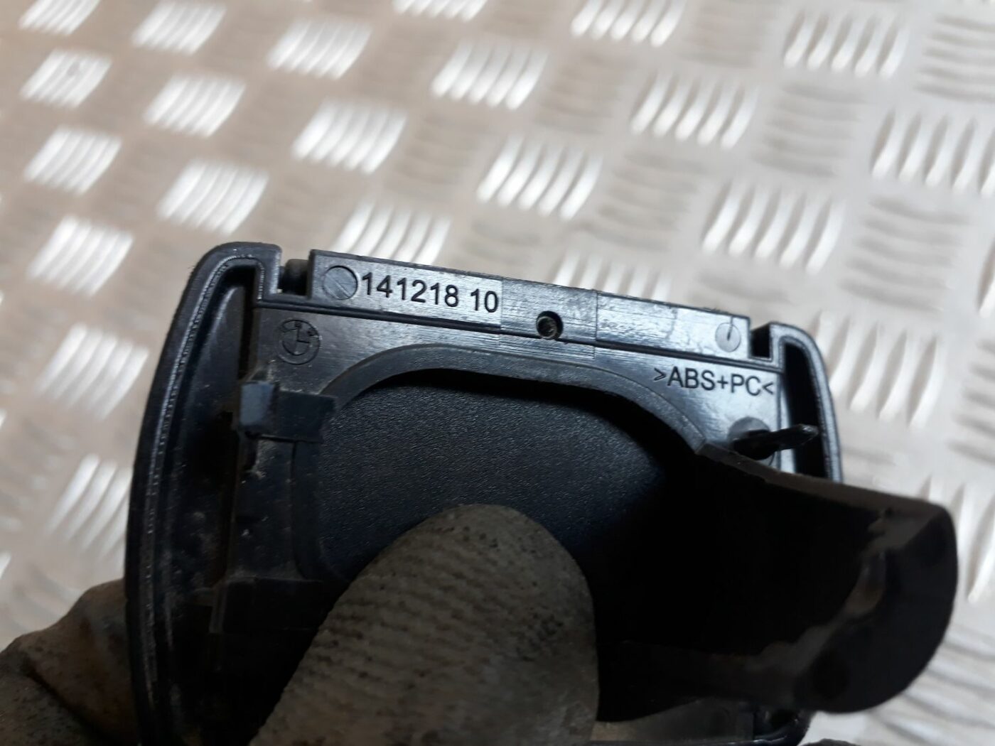 Žalūzijas stiprinājums (turētājs) priekš BMW 530D E61 2006 TOURING BLUE 3 Žalūzijas stiprinājums (turētājs) priekš BMW 530D E61 2006 TOURING BLUE