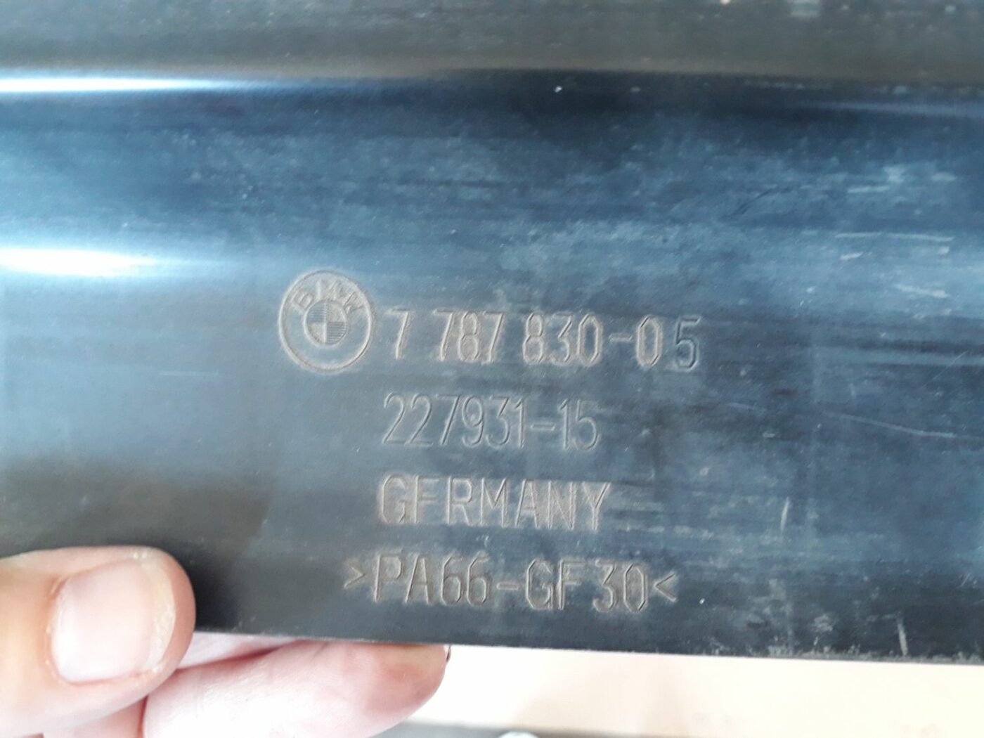 Radiatora kronšteins priekš BMW 530D E61 2006 TOURING BLUE 3 Radiatora kronšteins priekš BMW 530D E61 2006 TOURING BLUE