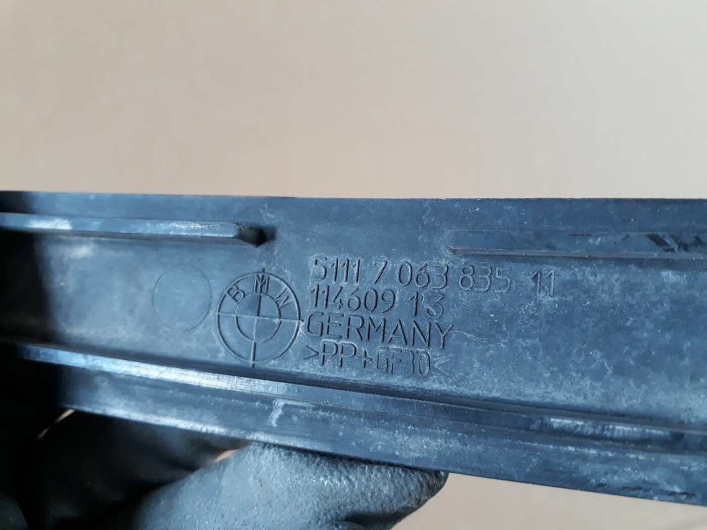 Priekšējā radiatora rāmja augšēja daļa priekš BMW 530D E61 2006 TOURING BLUE