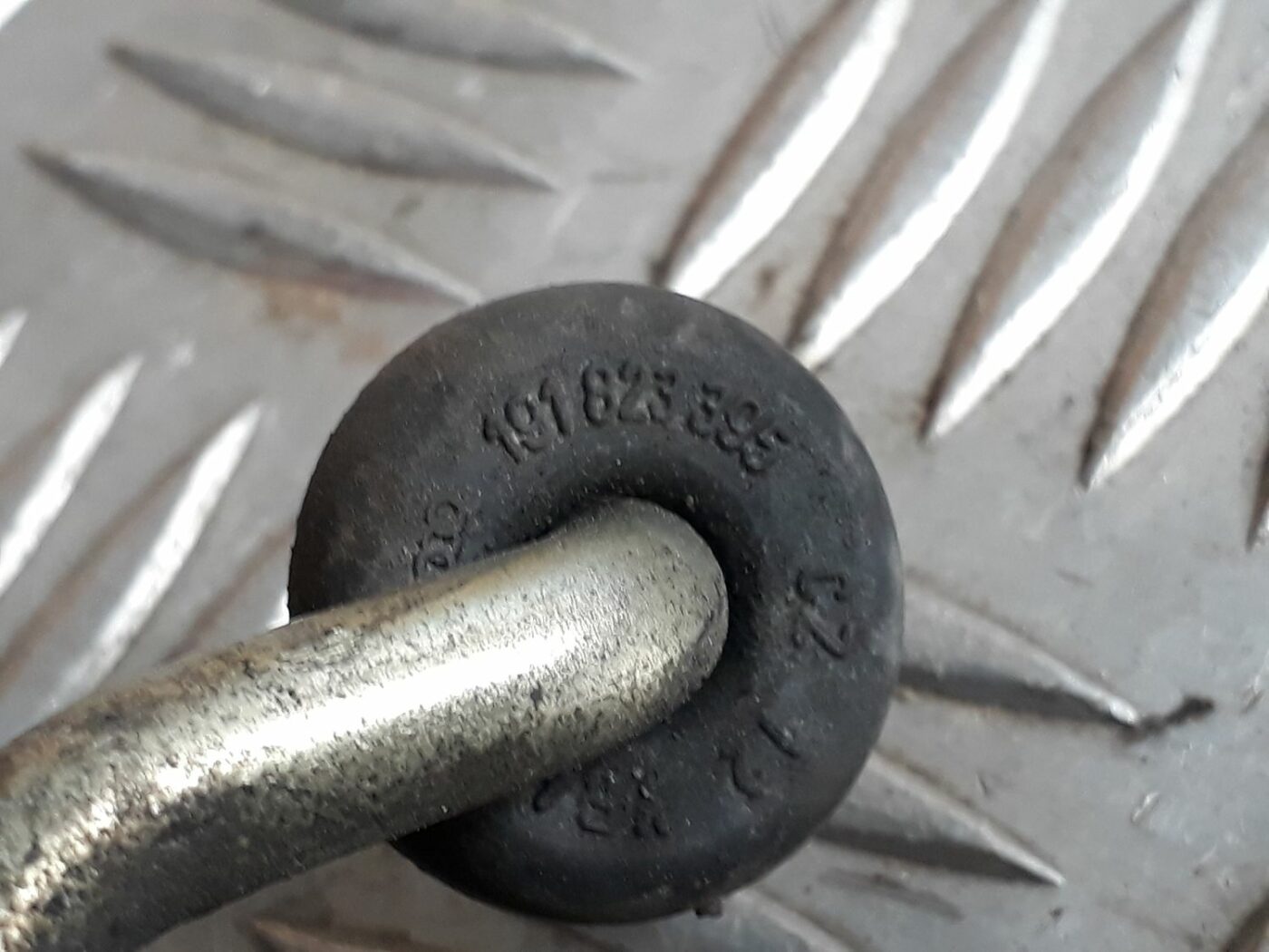 Dzinēja pārsega atbalsta kāja priekš SEAT IBIZA 2005 2 Dzinēja pārsega atbalsta kāja priekš SEAT IBIZA 2005