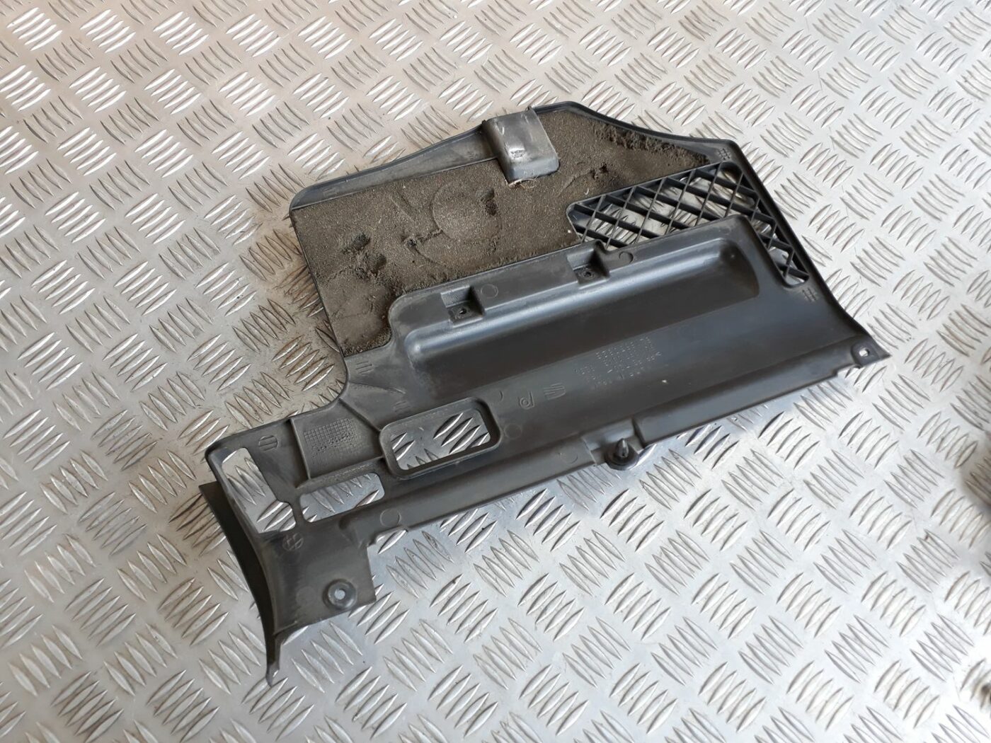 Mērinstrumentu paneļa apakšēja apdare priekš SEAT IBIZA 2005