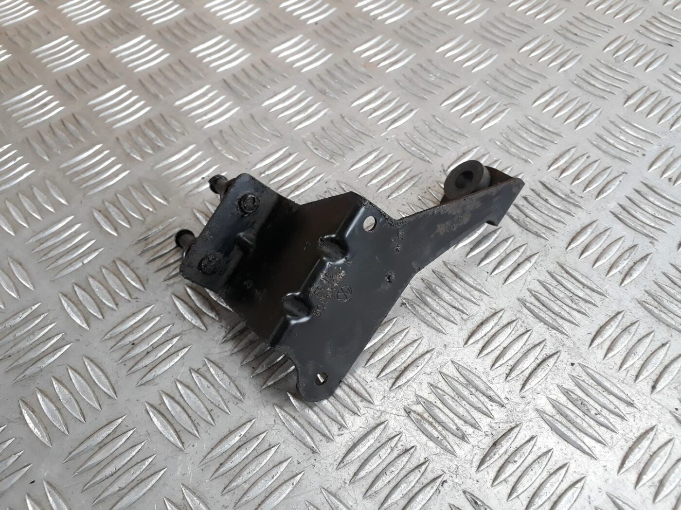 ABS bloka kronšteins priekš SEAT IBIZA 2005 2 ABS bloka kronšteins priekš SEAT IBIZA 2005