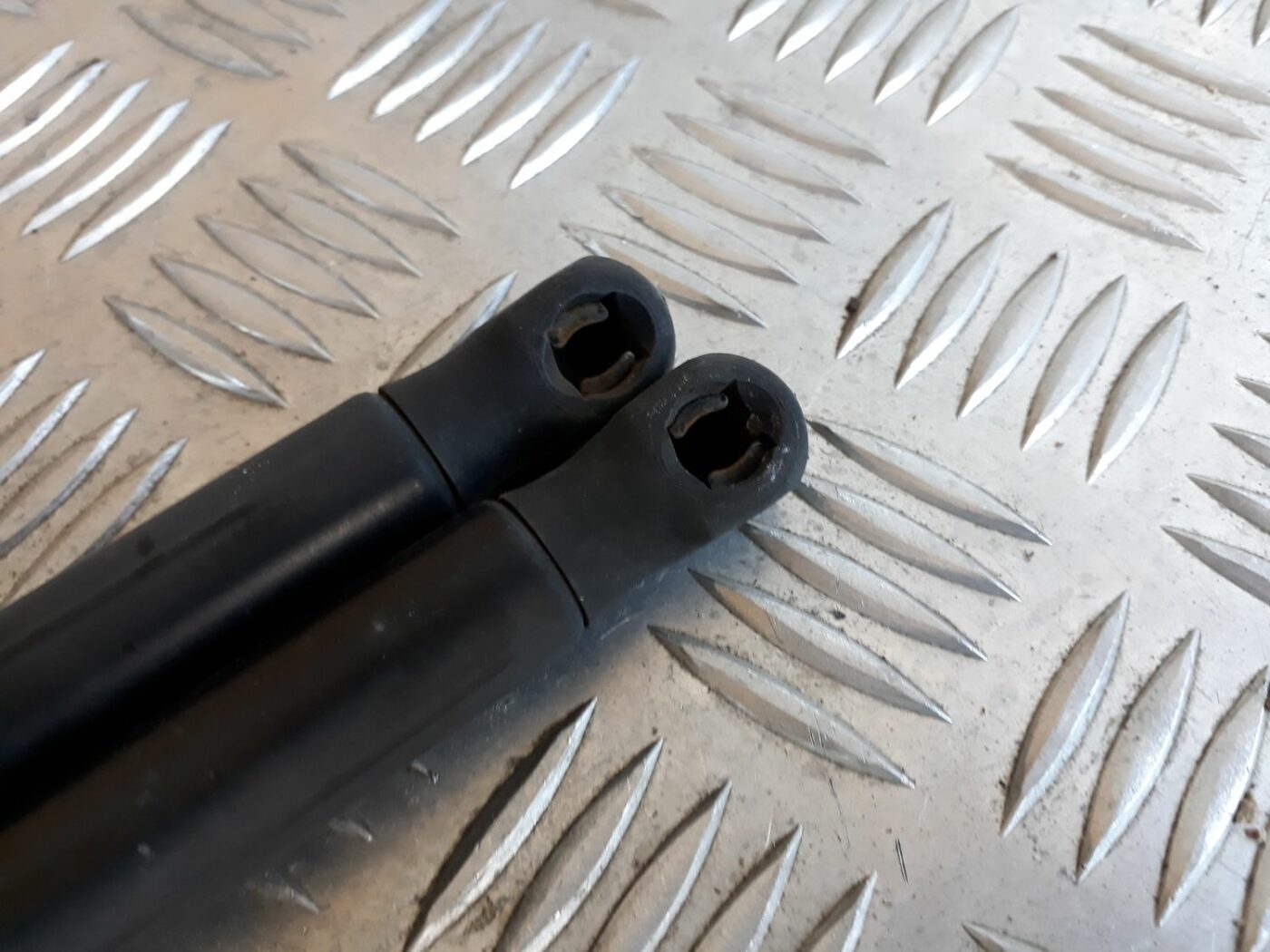 Pārsega amortizators priekš SEAT IBIZA 2005