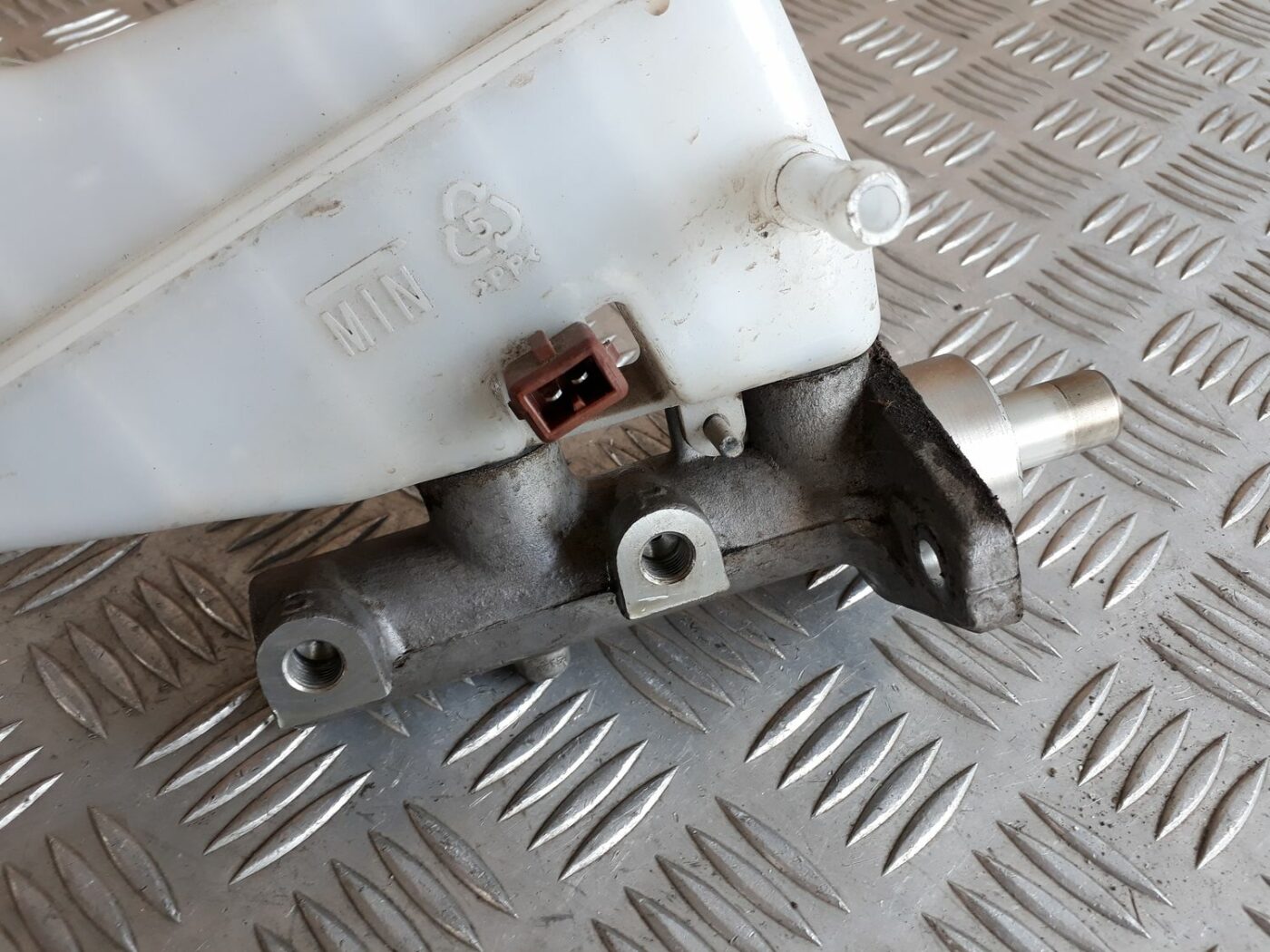 Bremžu pastiprinātāja galvenais cilindrs priekš HYUNDAI I20 2011 5 Bremžu pastiprinātāja galvenais cilindrs priekš HYUNDAI I20 2011