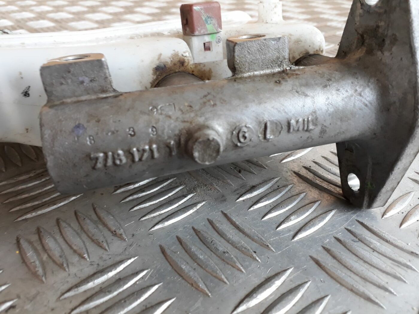 Bremžu pastiprinātāja galvenais cilindrs priekš HYUNDAI I20 2011 4 Bremžu pastiprinātāja galvenais cilindrs priekš HYUNDAI I20 2011