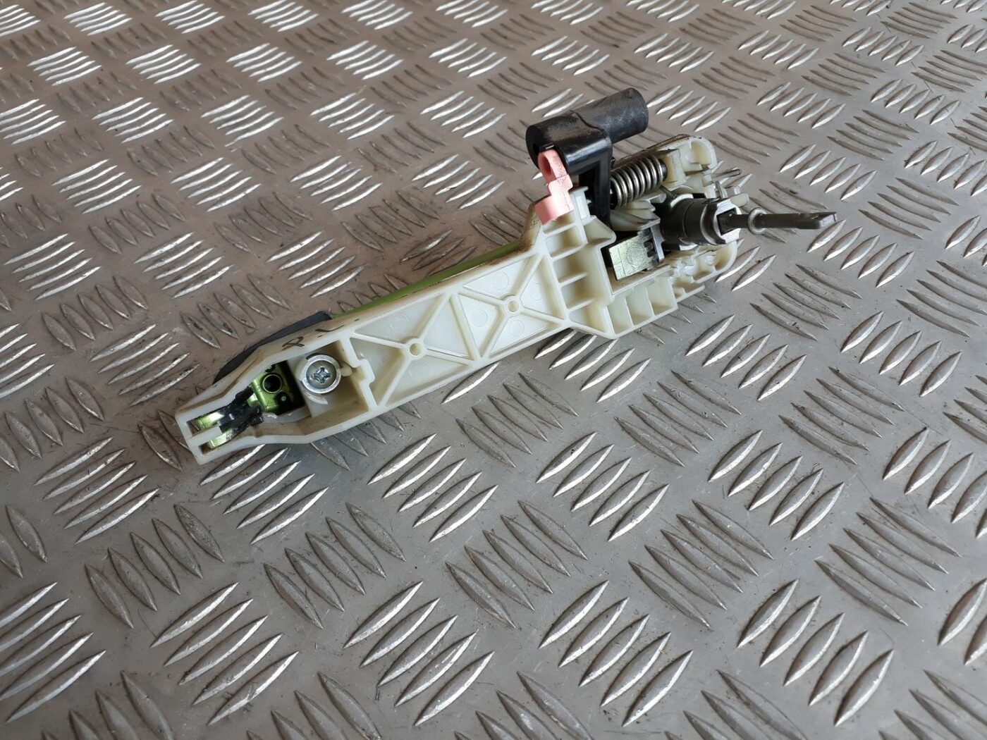 Priekšējāis labais durvju rokturis priekš HYUNDAI I20 2011