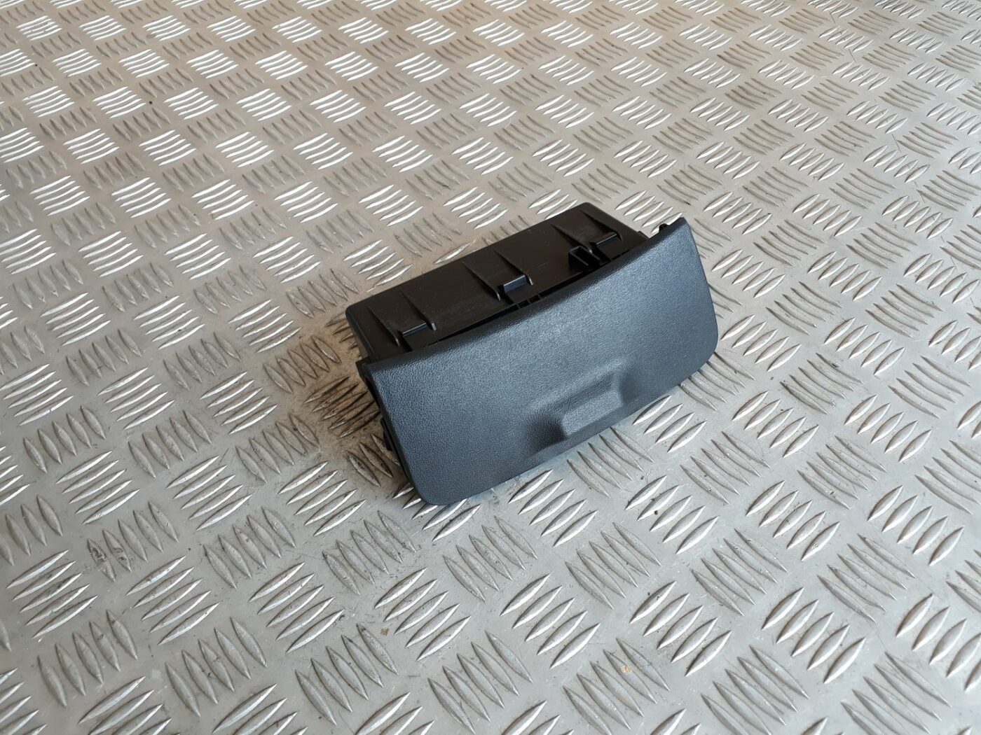 Mantu glabāšanas nodalījums centrā priekš HYUNDAI I20 2011