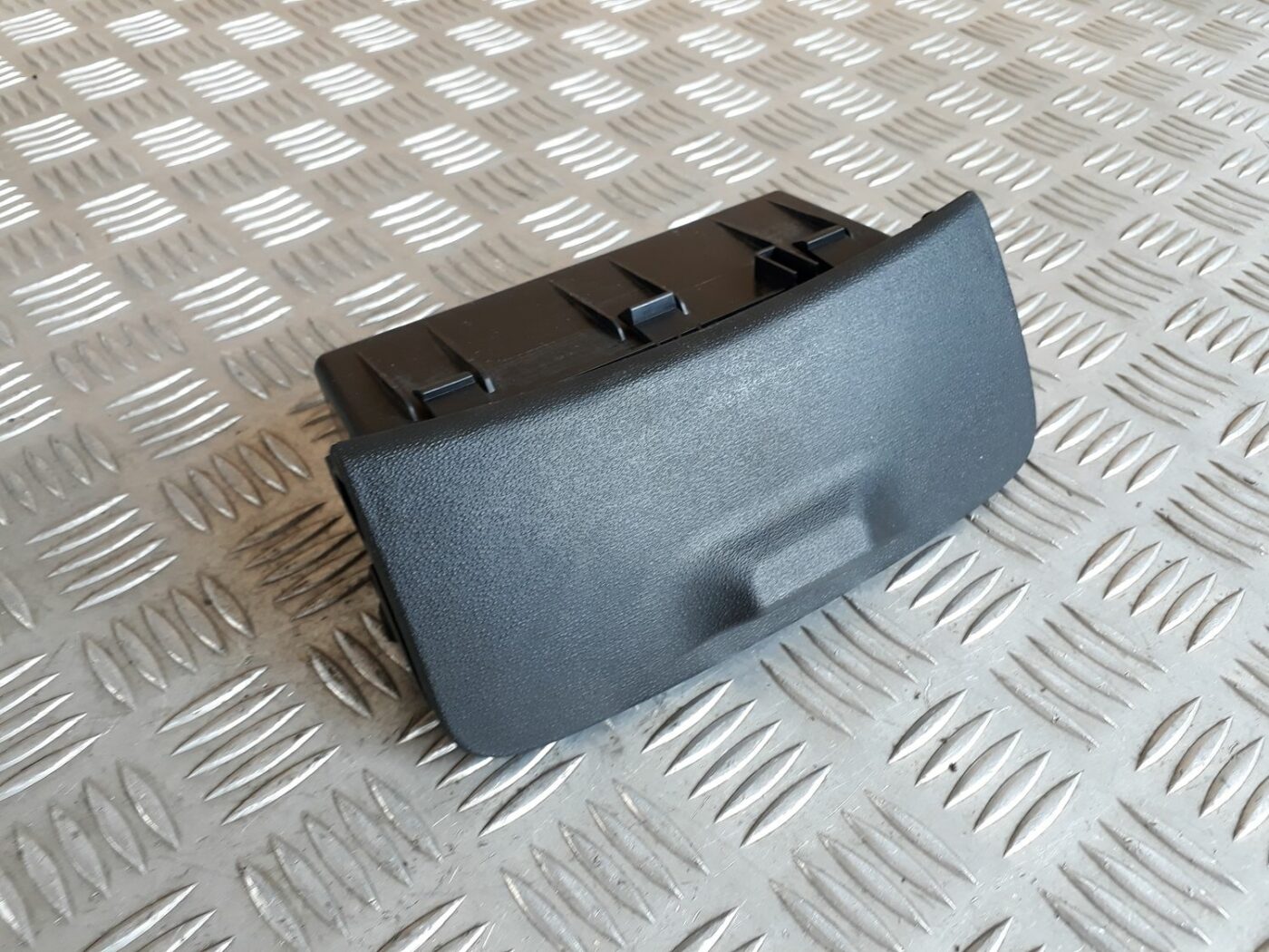 Mantu glabāšanas nodalījums centrā priekš HYUNDAI I20 2011