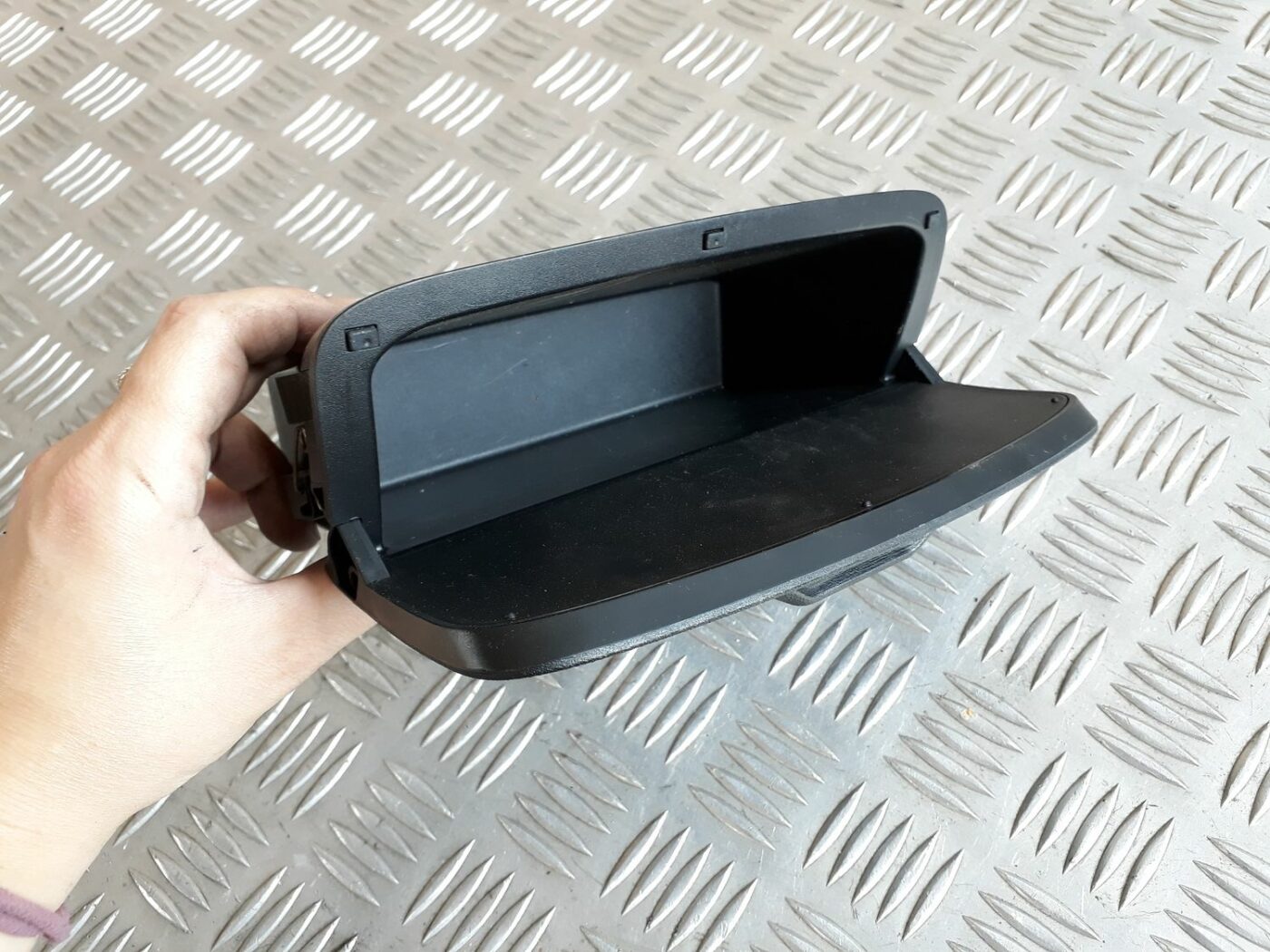 Mantu glabāšanas nodalījums centrā priekš HYUNDAI I20 2011