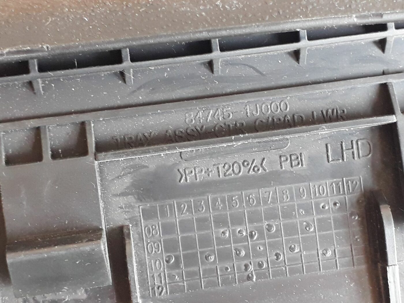 Mantu glabāšanas nodalījums centrā priekš HYUNDAI I20 2011