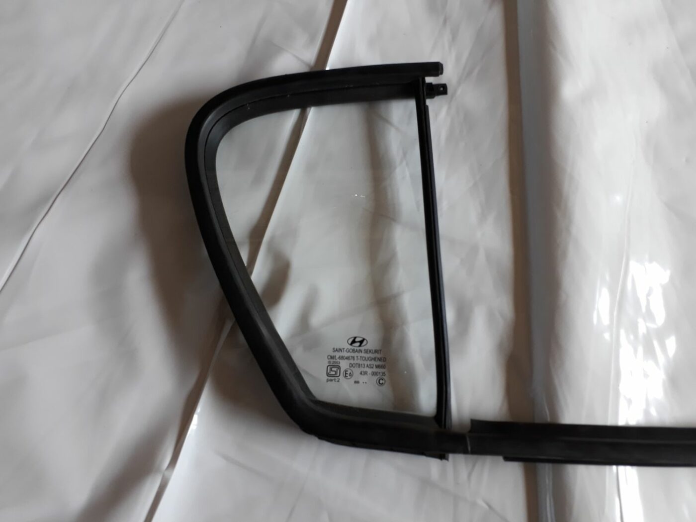 Labo durvju stūra stikls priekš HYUNDAI I20 2011 1 Labo durvju stūra stikls priekš HYUNDAI I20 2011