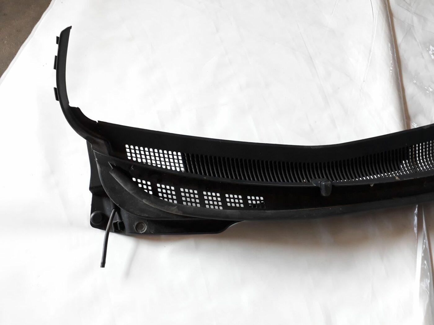 Vējstikla uzlikas (deflektora) režģis priekš HYUNDAI I20 2011 2 Vējstikla uzlikas (deflektora) režģis priekš HYUNDAI I20 2011