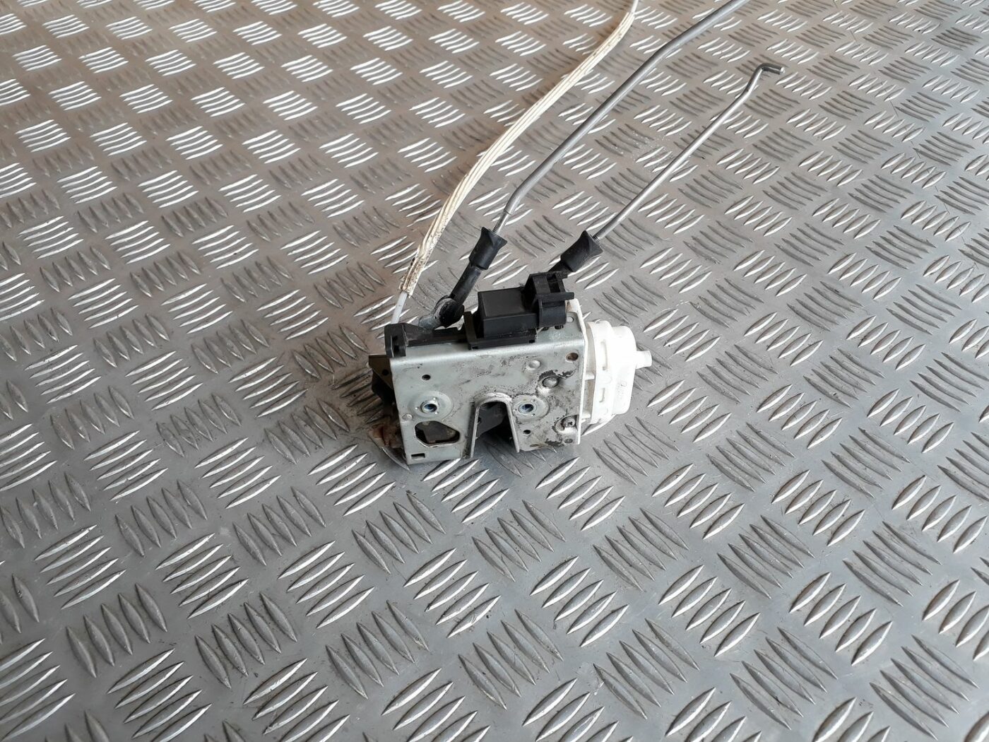 Priekšējo kreiso durvju slēdzene priekš AUDI A4 1999 1 Priekšējo kreiso durvju slēdzene priekš AUDI A4 1999