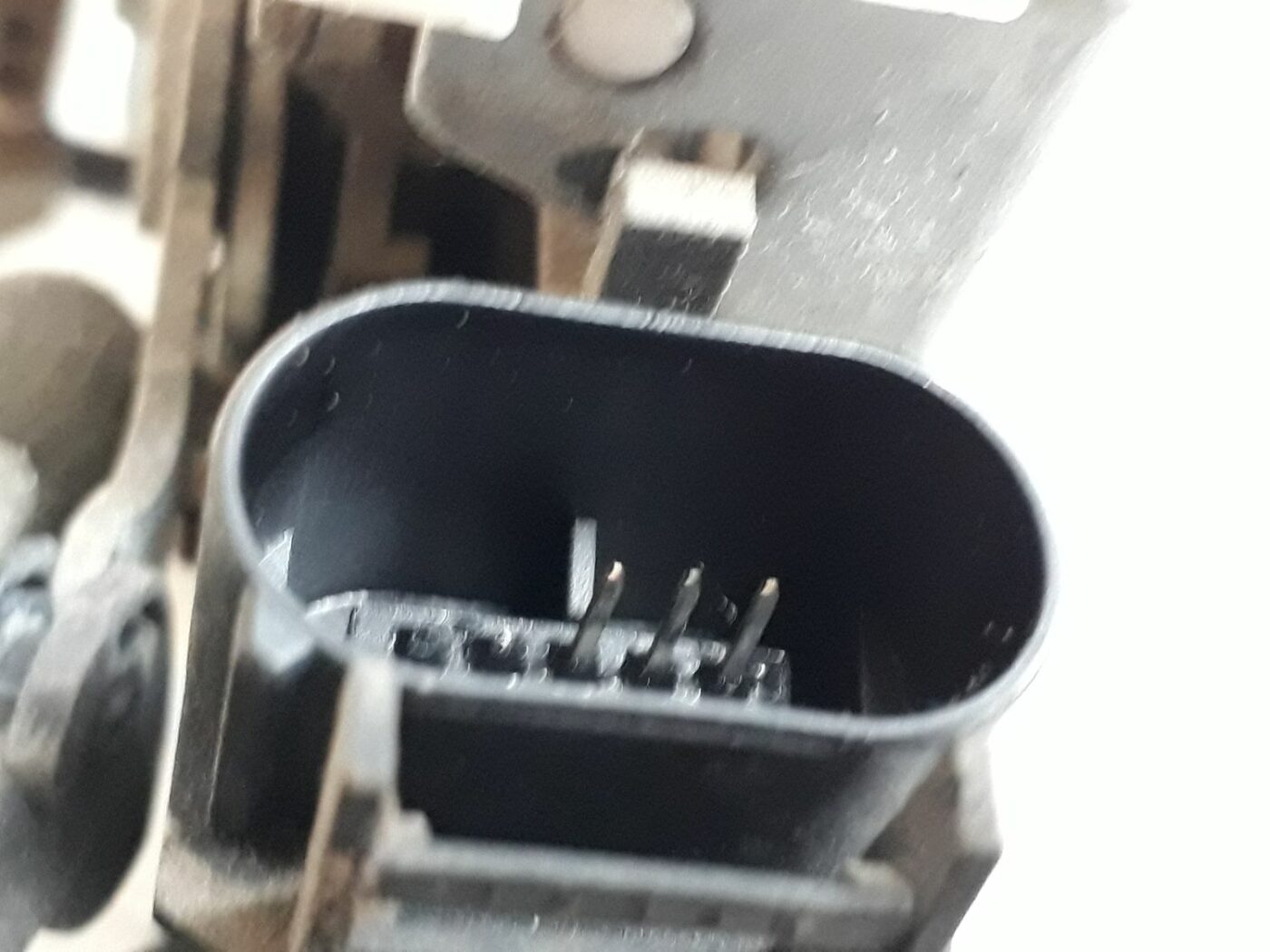 Priekšējo kreiso durvju slēdzene priekš AUDI A4 1999 2 Priekšējo kreiso durvju slēdzene priekš AUDI A4 1999