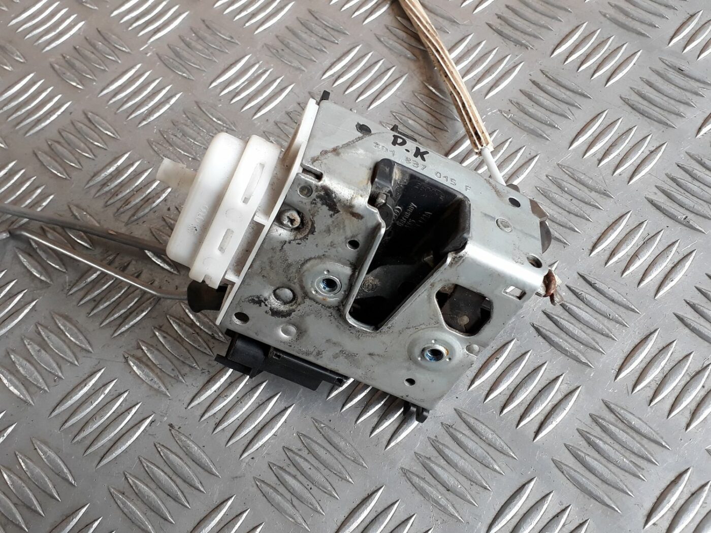 Priekšējo kreiso durvju slēdzene priekš AUDI A4 1999 5 Priekšējo kreiso durvju slēdzene priekš AUDI A4 1999