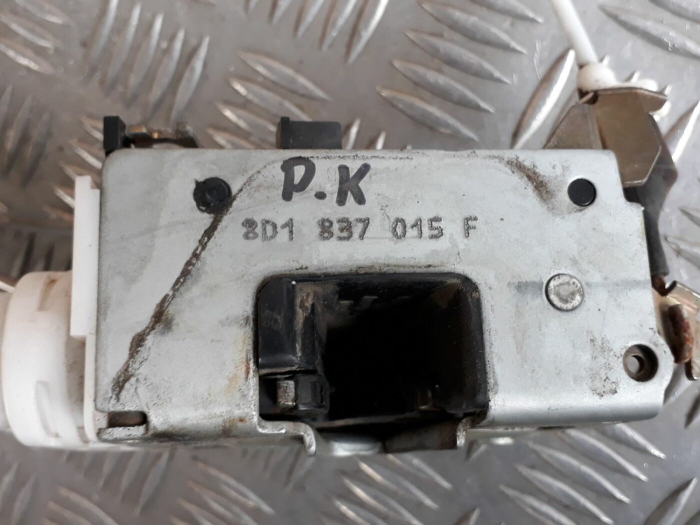 Priekšējo kreiso durvju slēdzene priekš AUDI A4 1999 4 Priekšējo kreiso durvju slēdzene priekš AUDI A4 1999