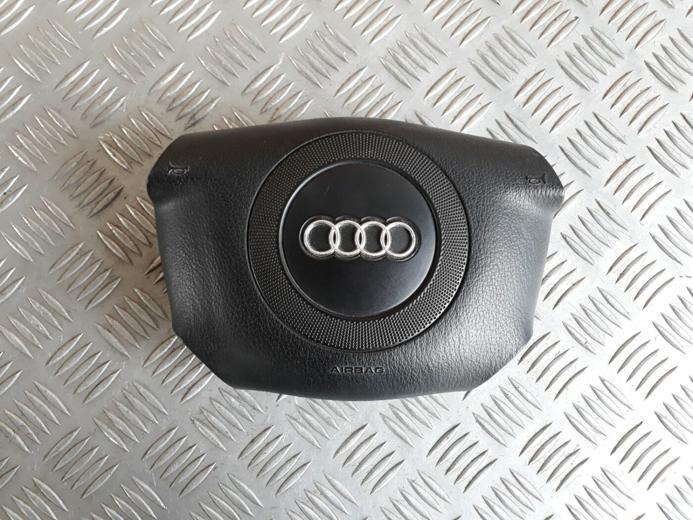 Stūres drošības spilvens priekš AUDI A4 1999 2 Stūres drošības spilvens priekš AUDI A4 1999